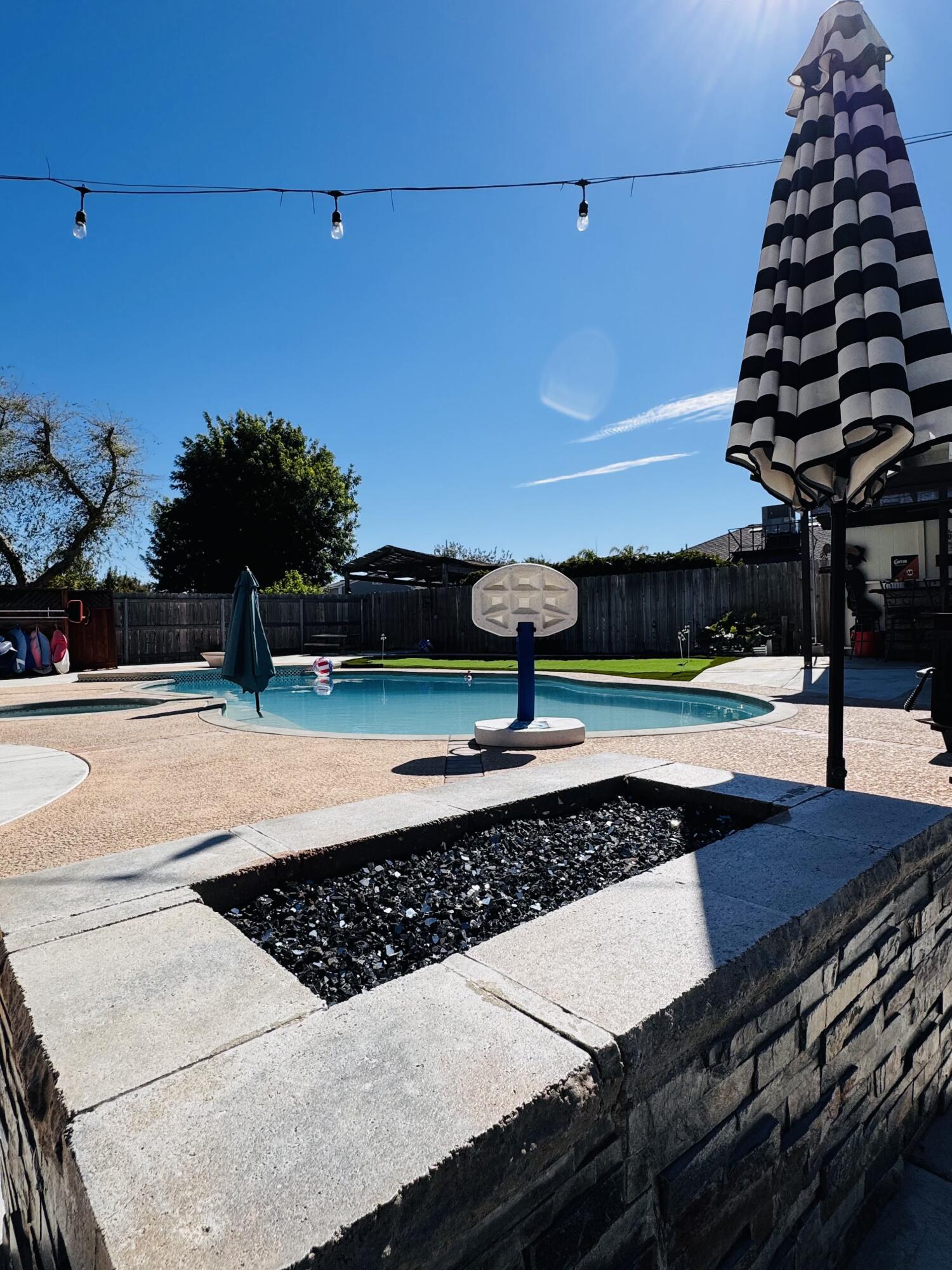 2560 Chestnut St, Hanford, CA 93230