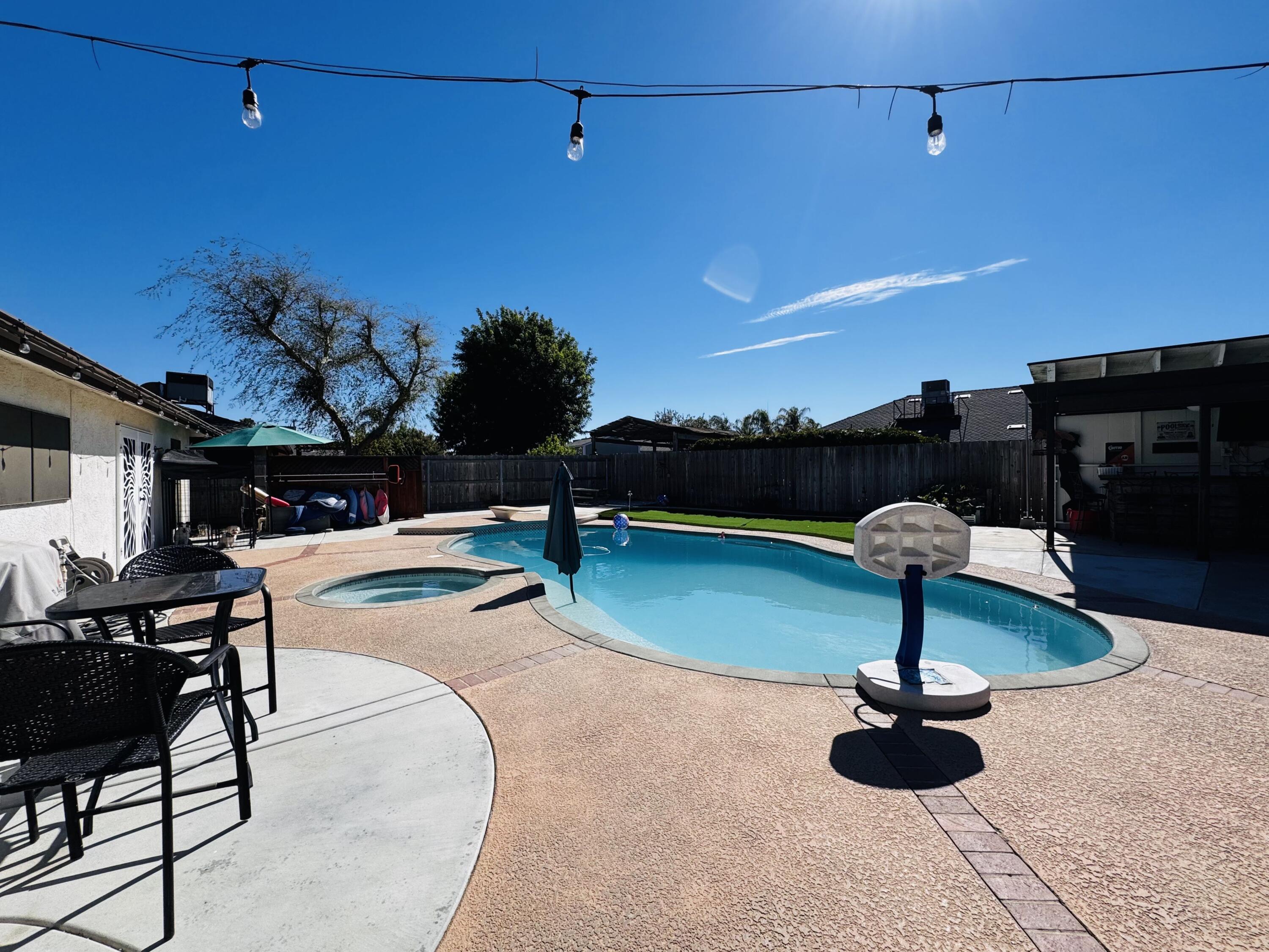 2560 Chestnut St, Hanford, CA 93230