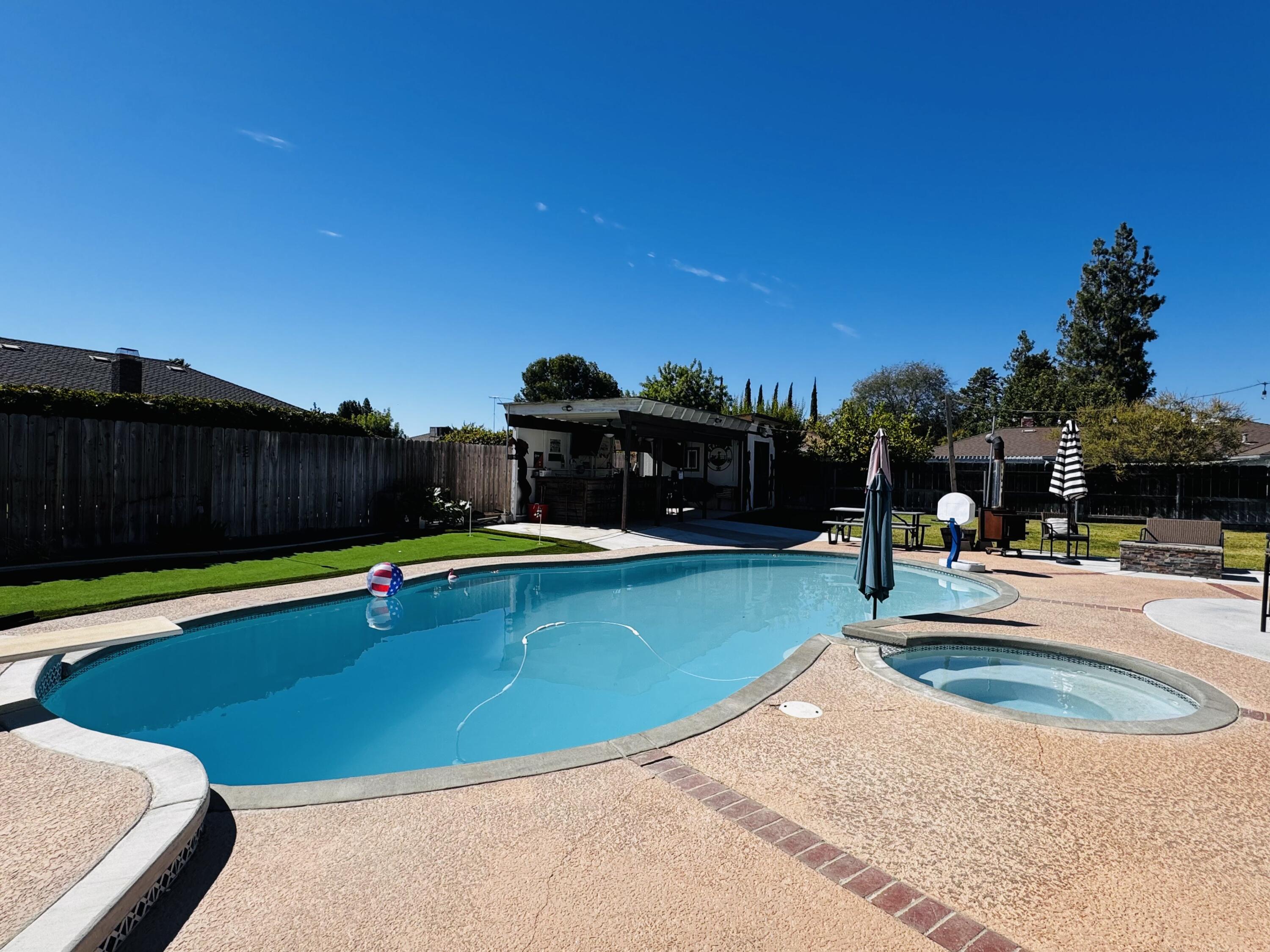 2560 Chestnut St, Hanford, CA 93230