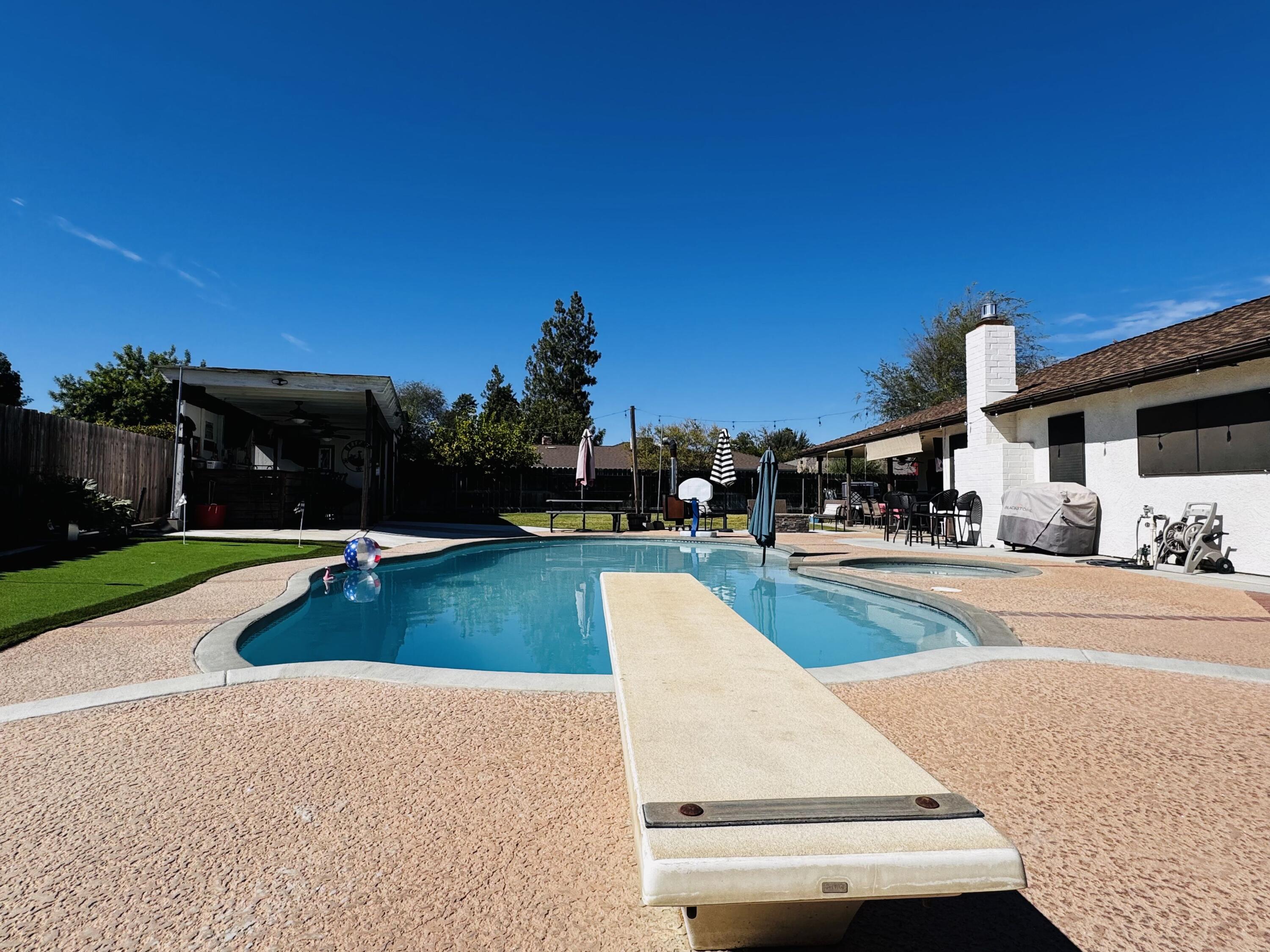 2560 Chestnut St, Hanford, CA 93230
