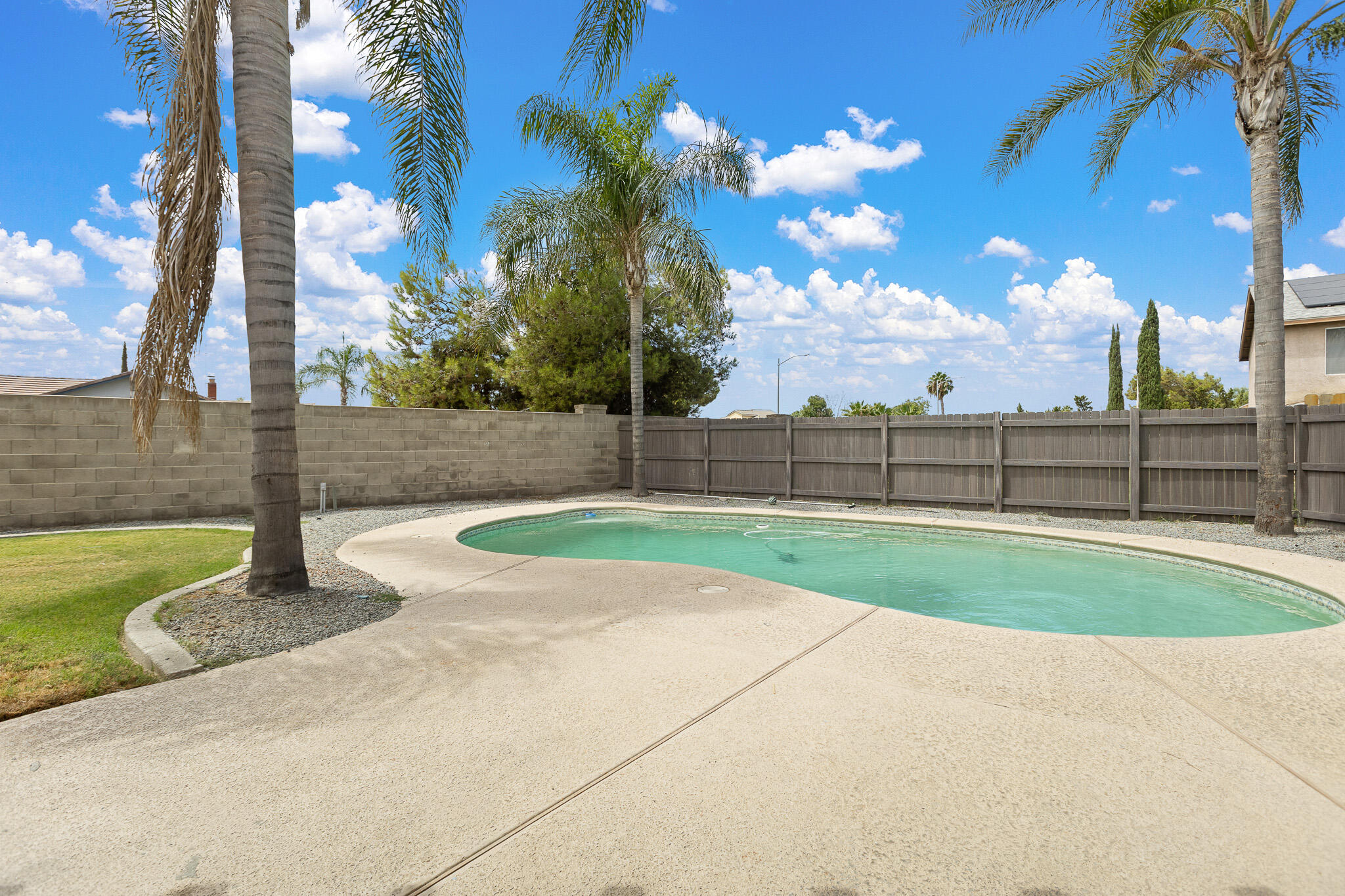671 Vista Ct, Lemoore, CA 93245