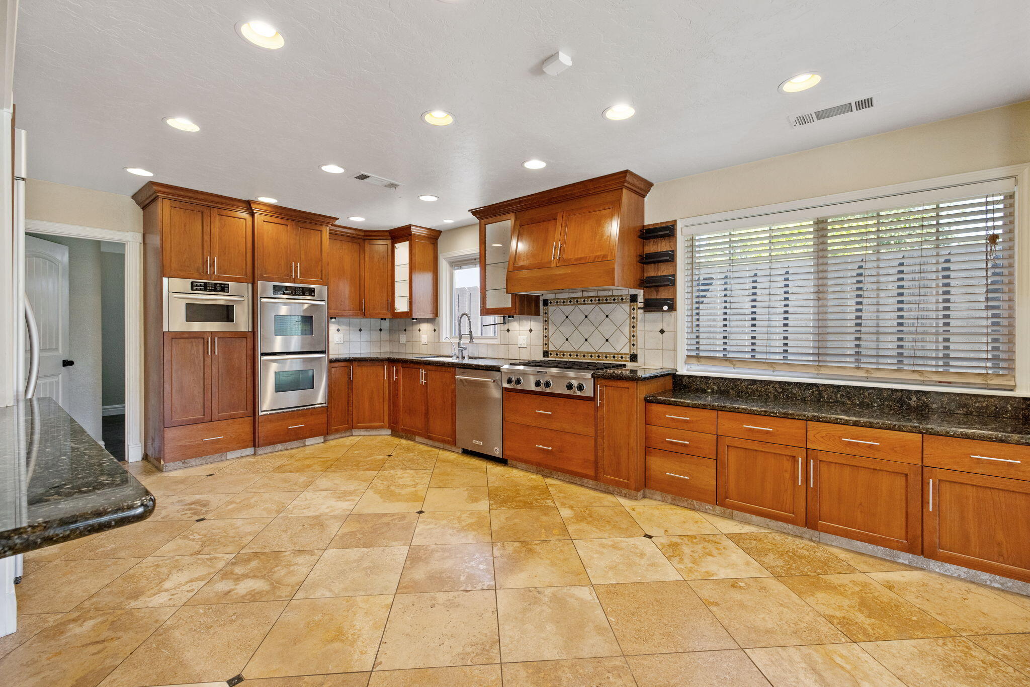 2175 Beechwood Ct, Hanford, CA 93230