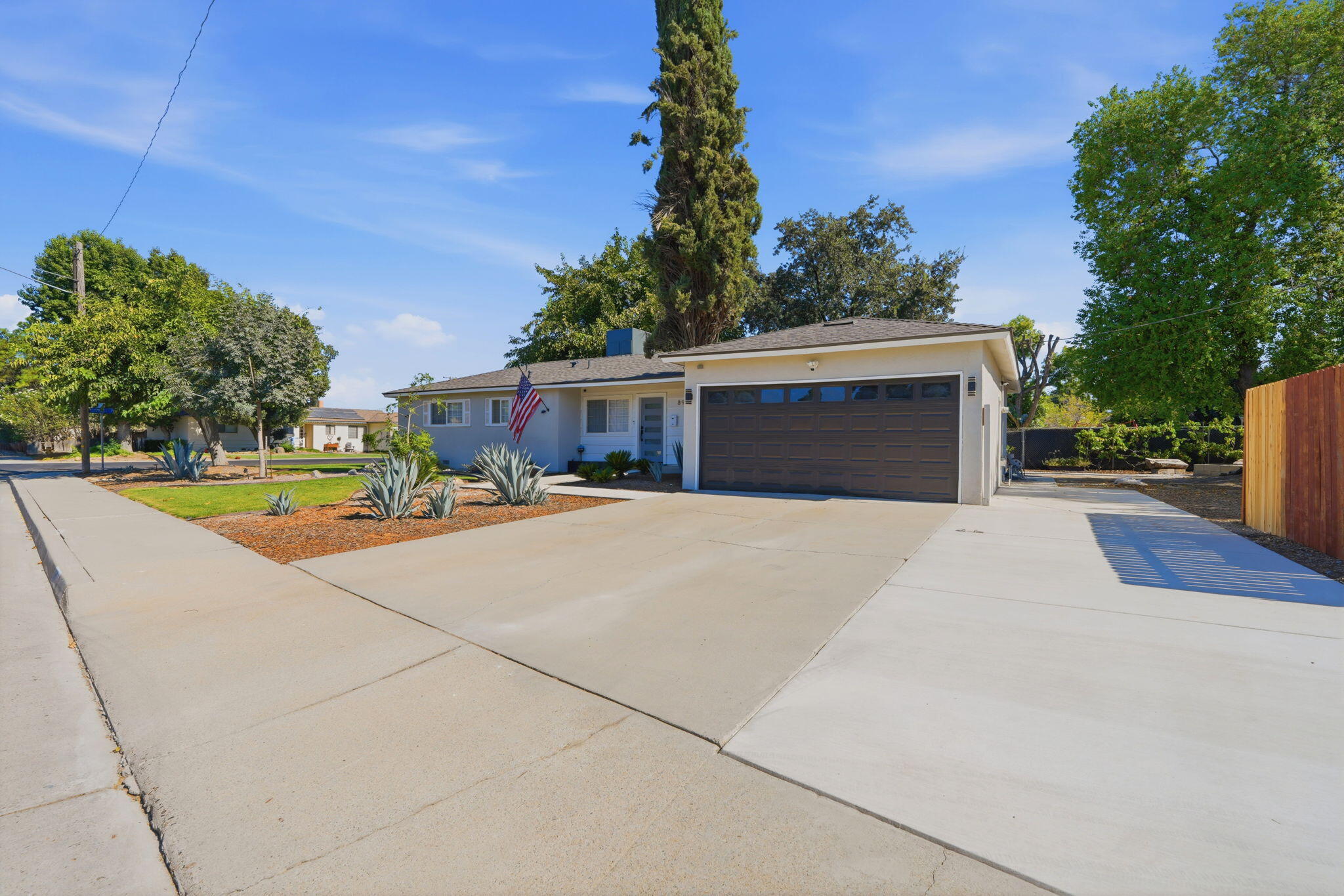890 Laurel Ln, Lemoore, CA 93245