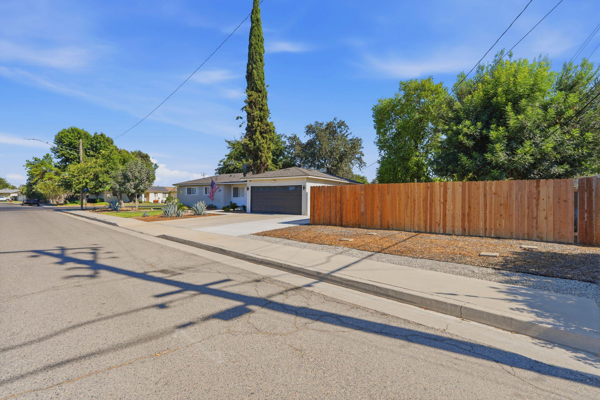 890 Laurel Ln, Lemoore, CA 93245