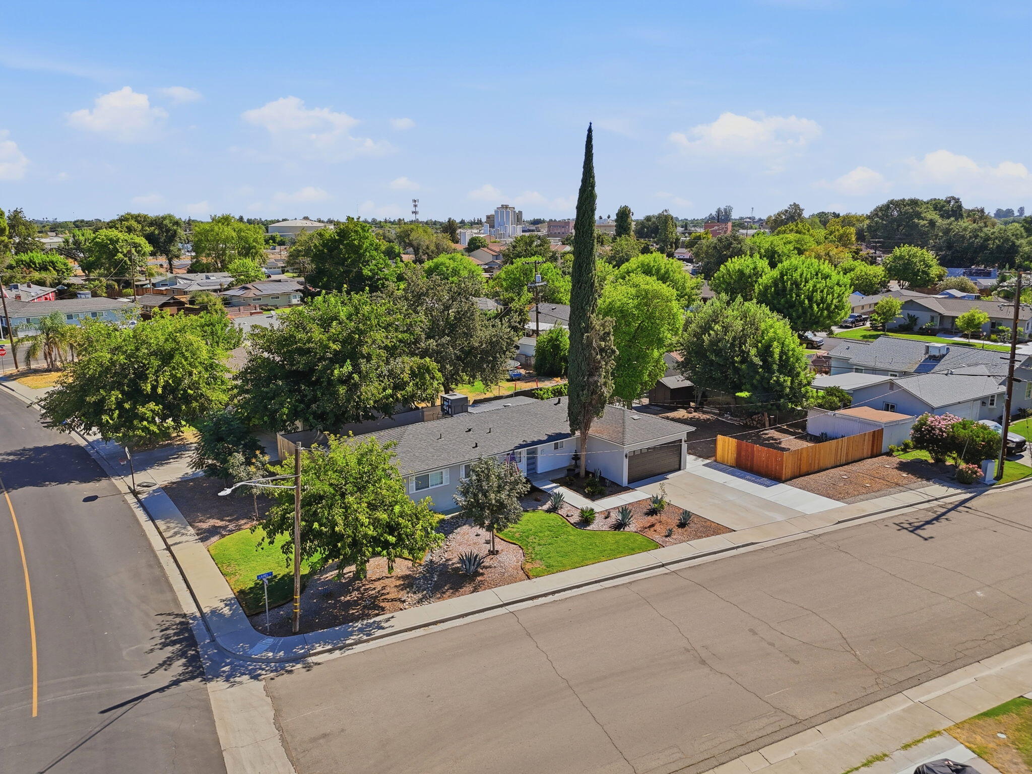 890 Laurel Ln, Lemoore, CA 93245