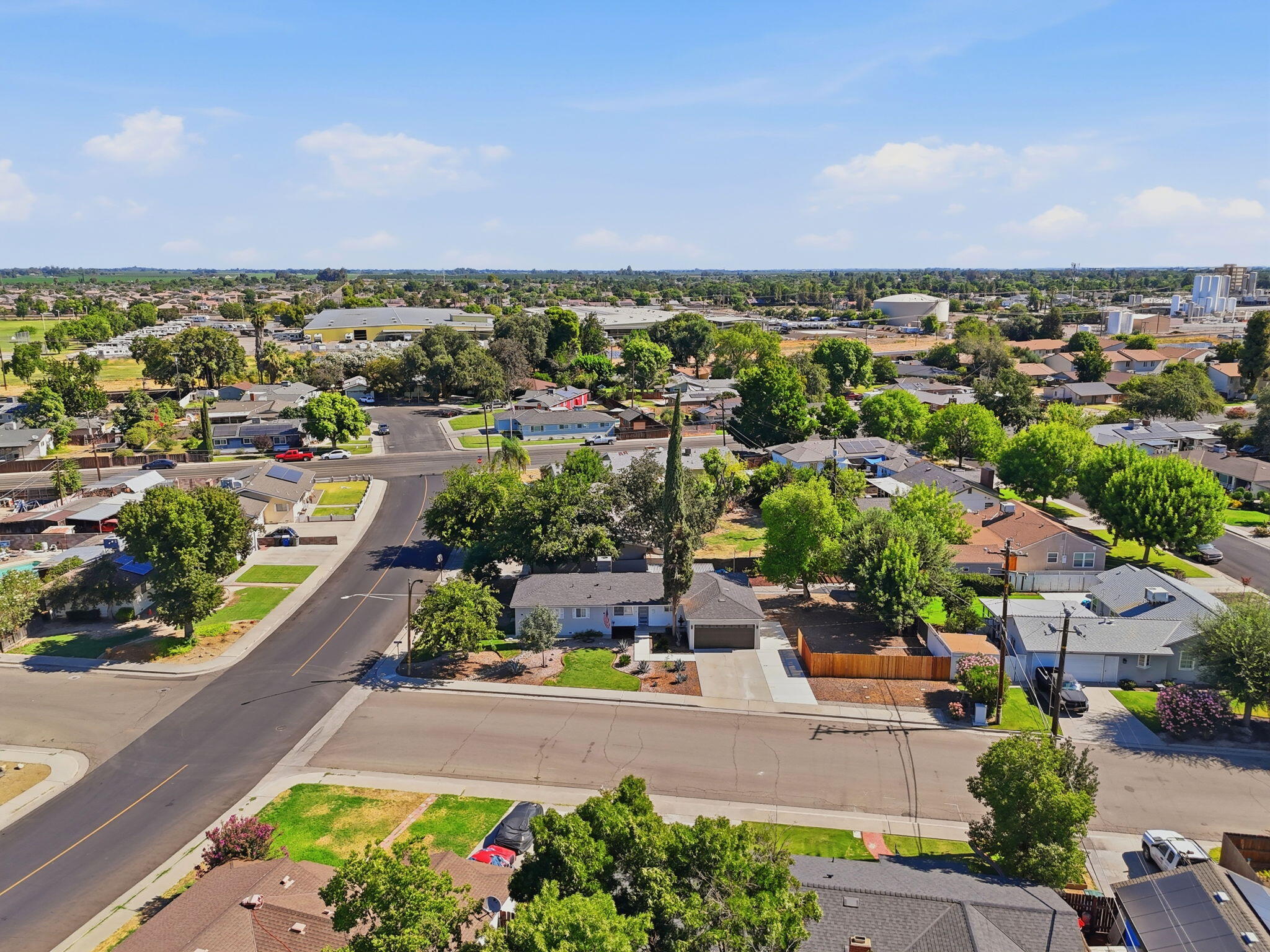 890 Laurel Ln, Lemoore, CA 93245