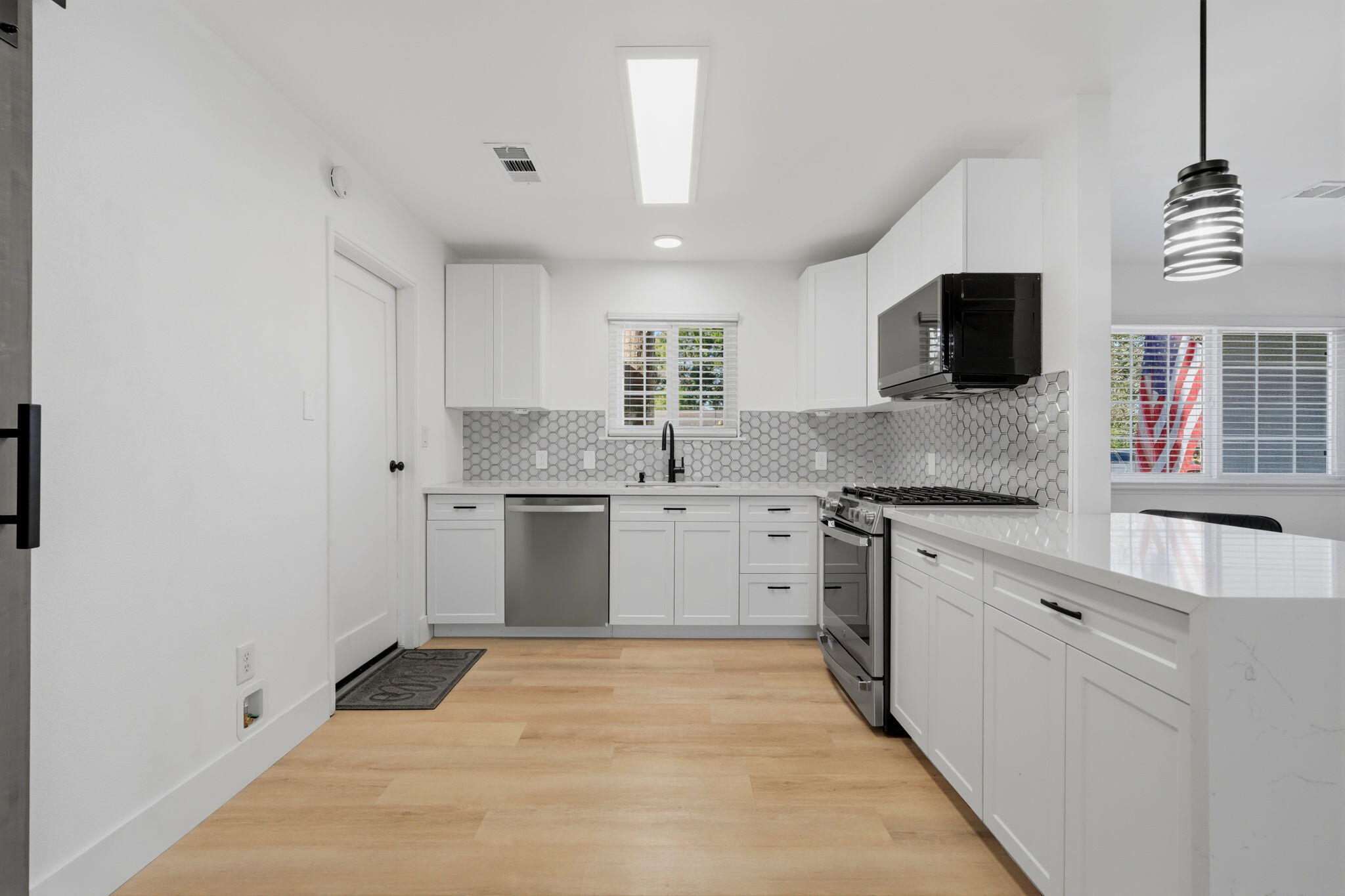 890 Laurel Ln, Lemoore, CA 93245