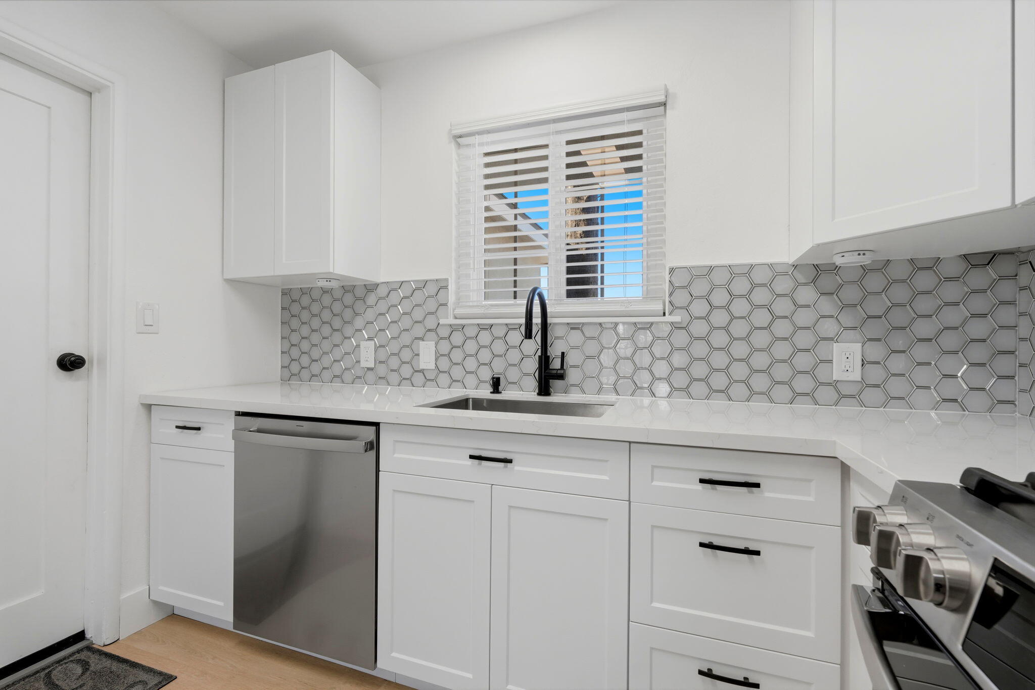 890 Laurel Ln, Lemoore, CA 93245