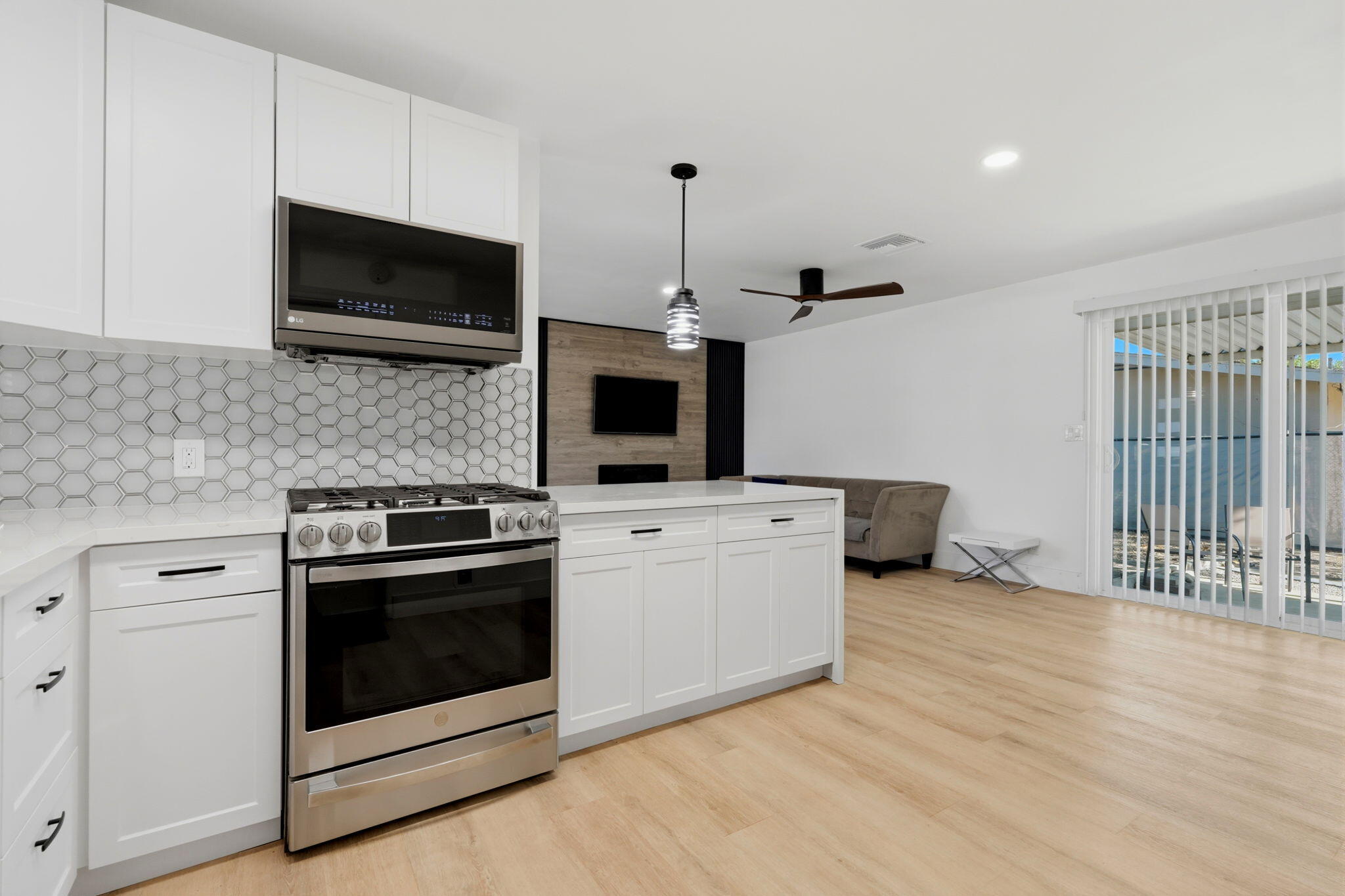 890 Laurel Ln, Lemoore, CA 93245