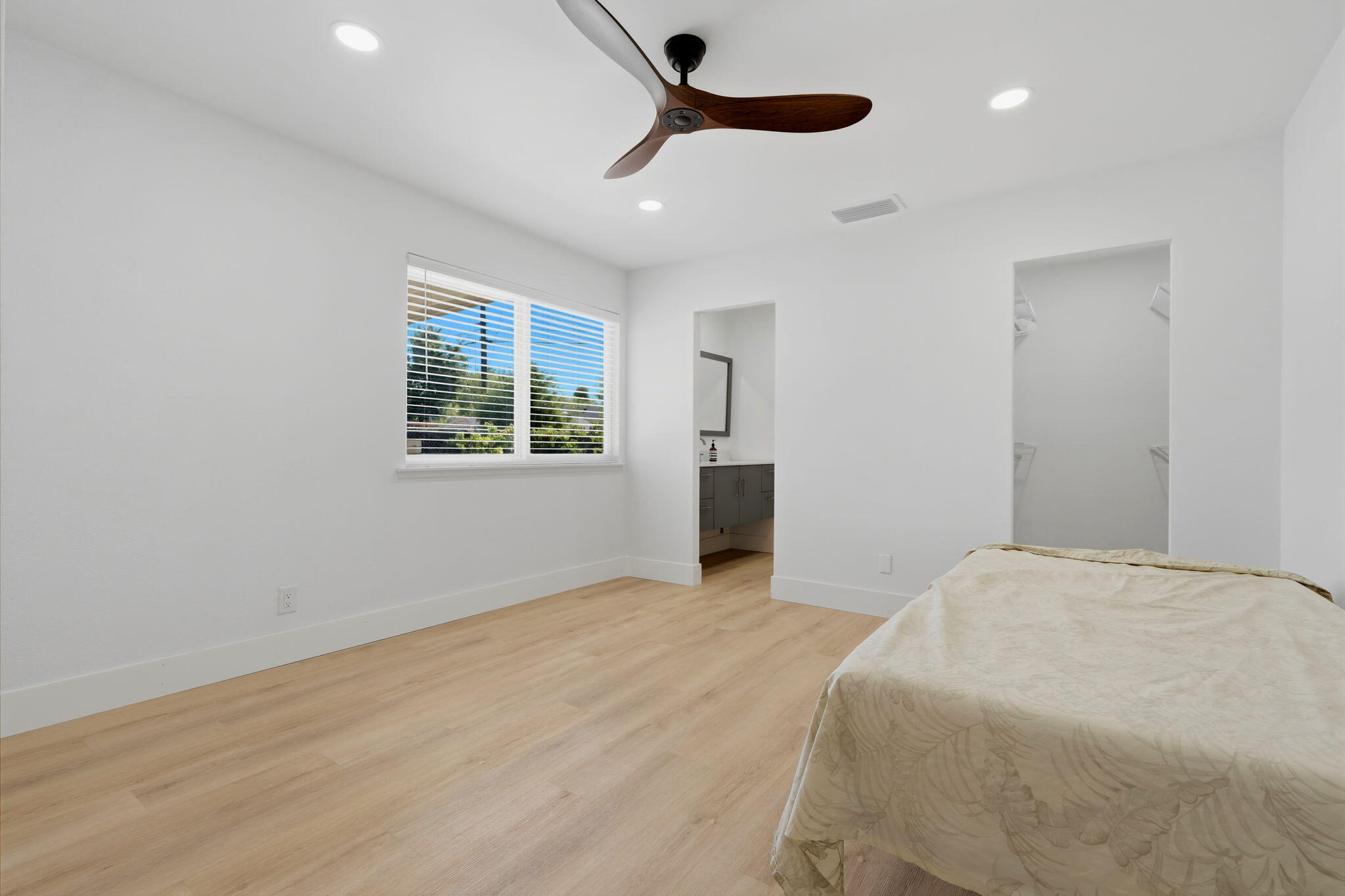 890 Laurel Ln, Lemoore, CA 93245