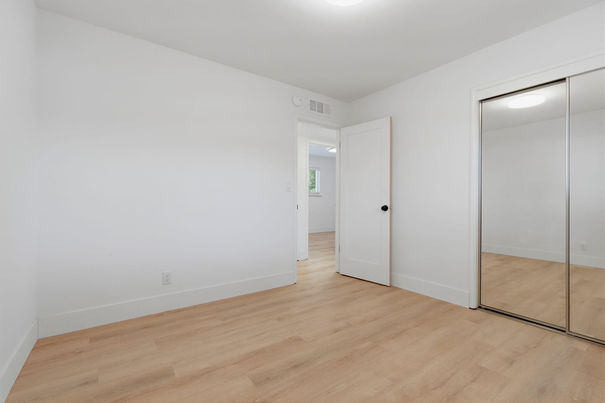 890 Laurel Ln, Lemoore, CA 93245