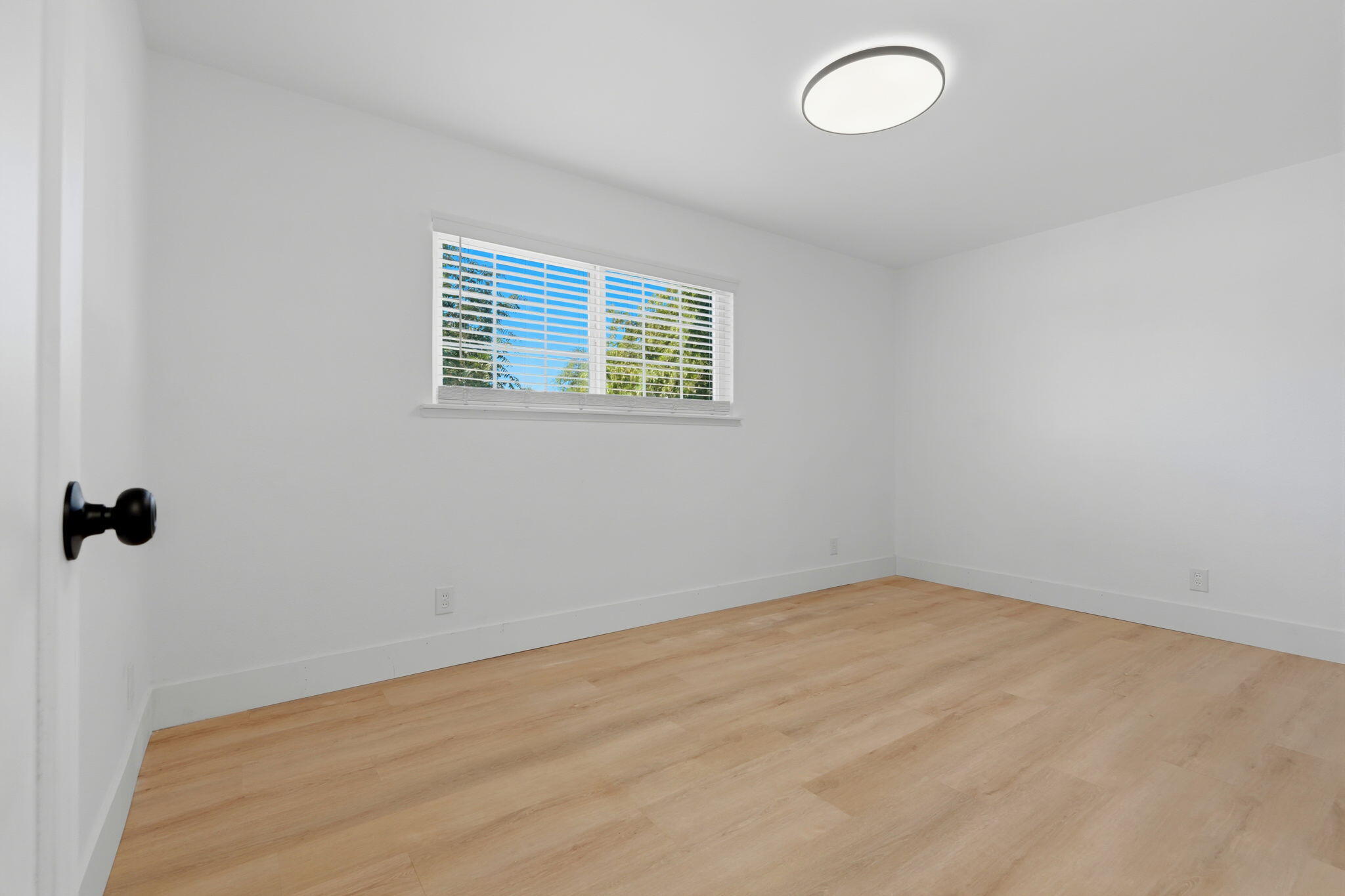 890 Laurel Ln, Lemoore, CA 93245