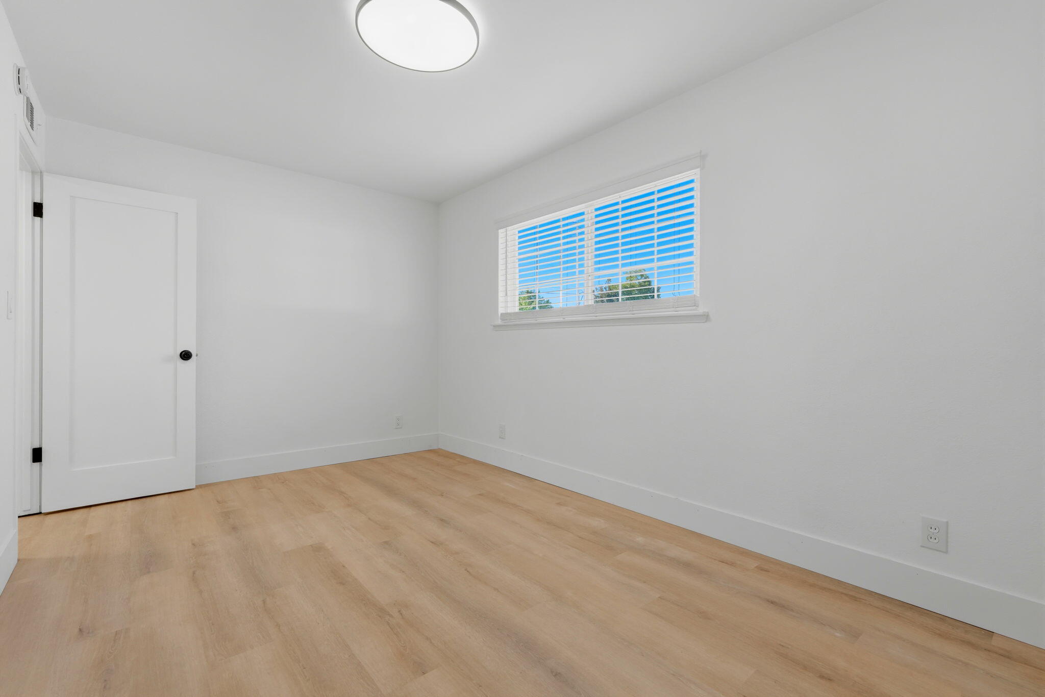 890 Laurel Ln, Lemoore, CA 93245