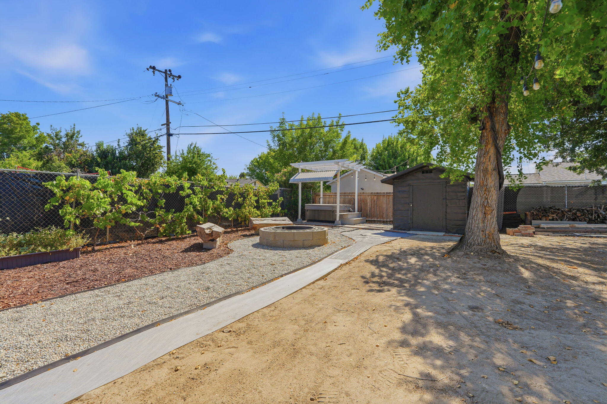 890 Laurel Ln, Lemoore, CA 93245