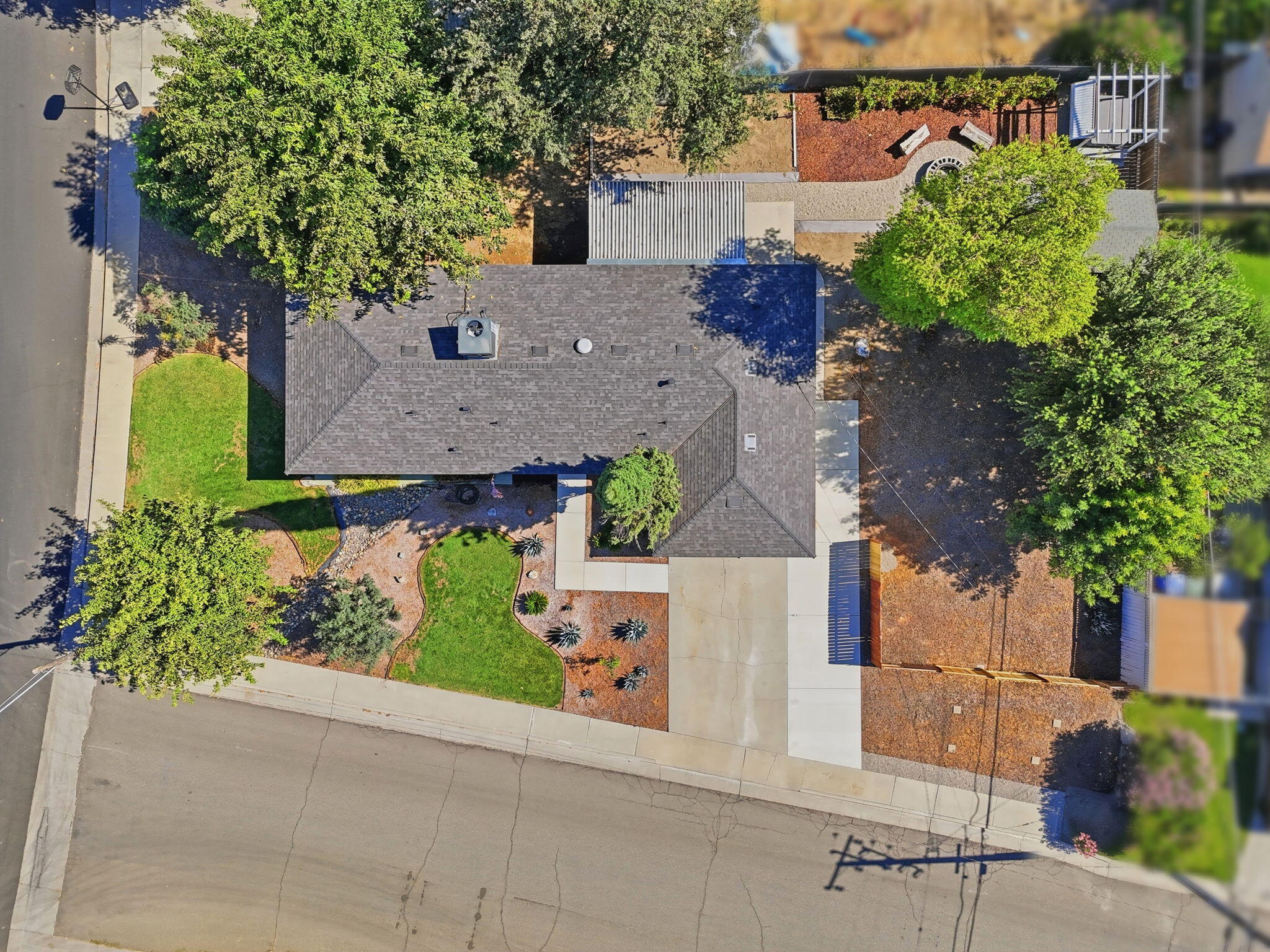890 Laurel Ln, Lemoore, CA 93245