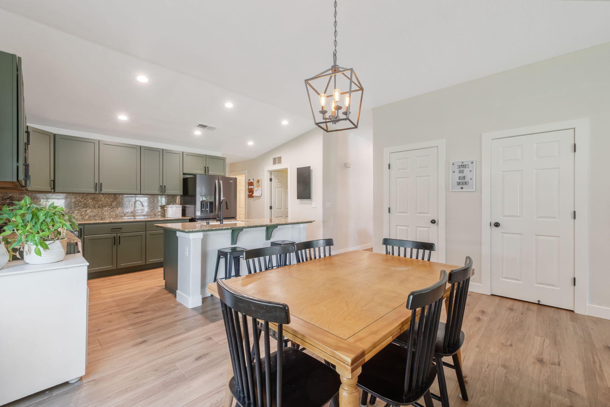 3306 W Taylor Ave, Visalia, CA 93291
