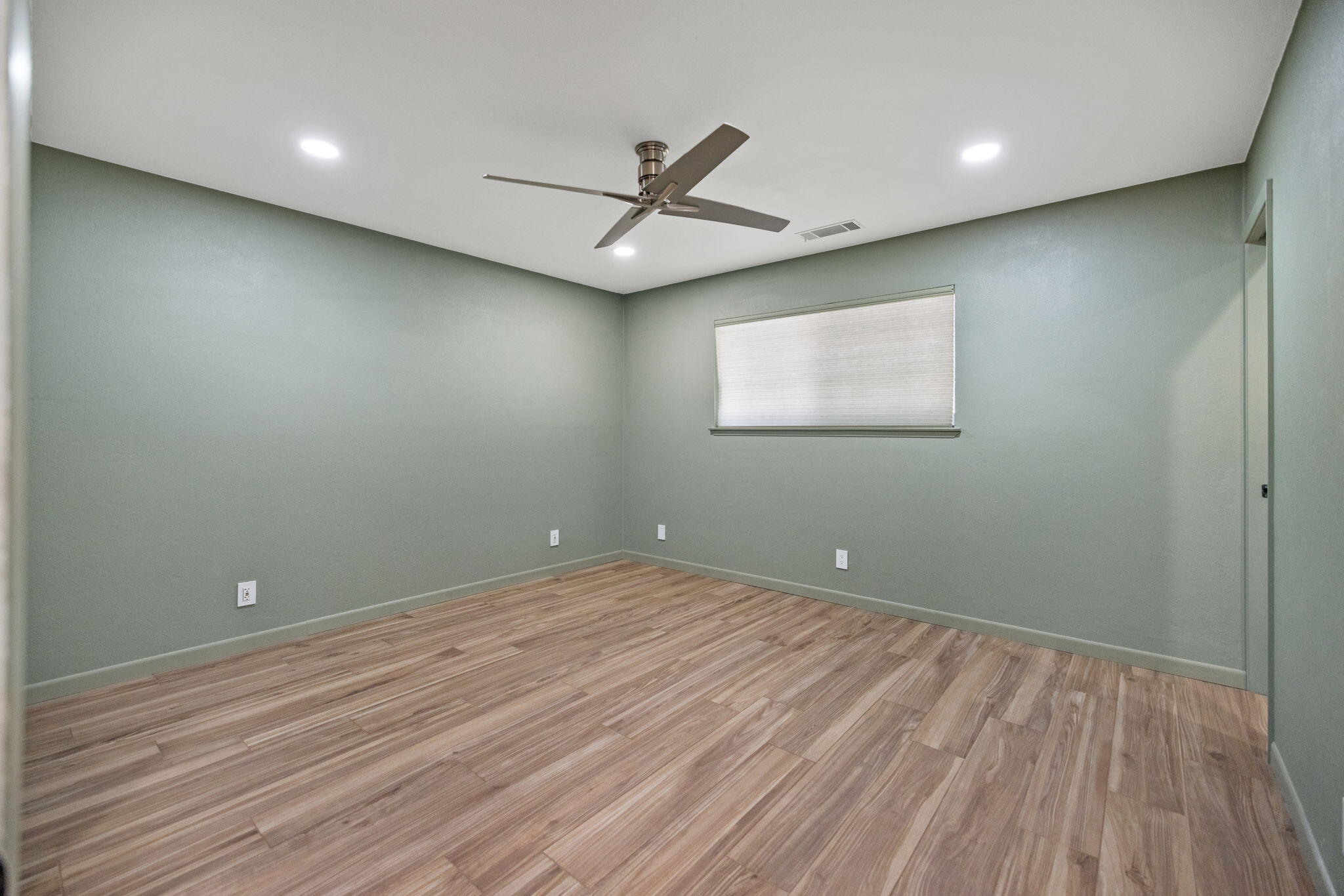 3500 W Hillsdale Ave, Visalia, CA 93291