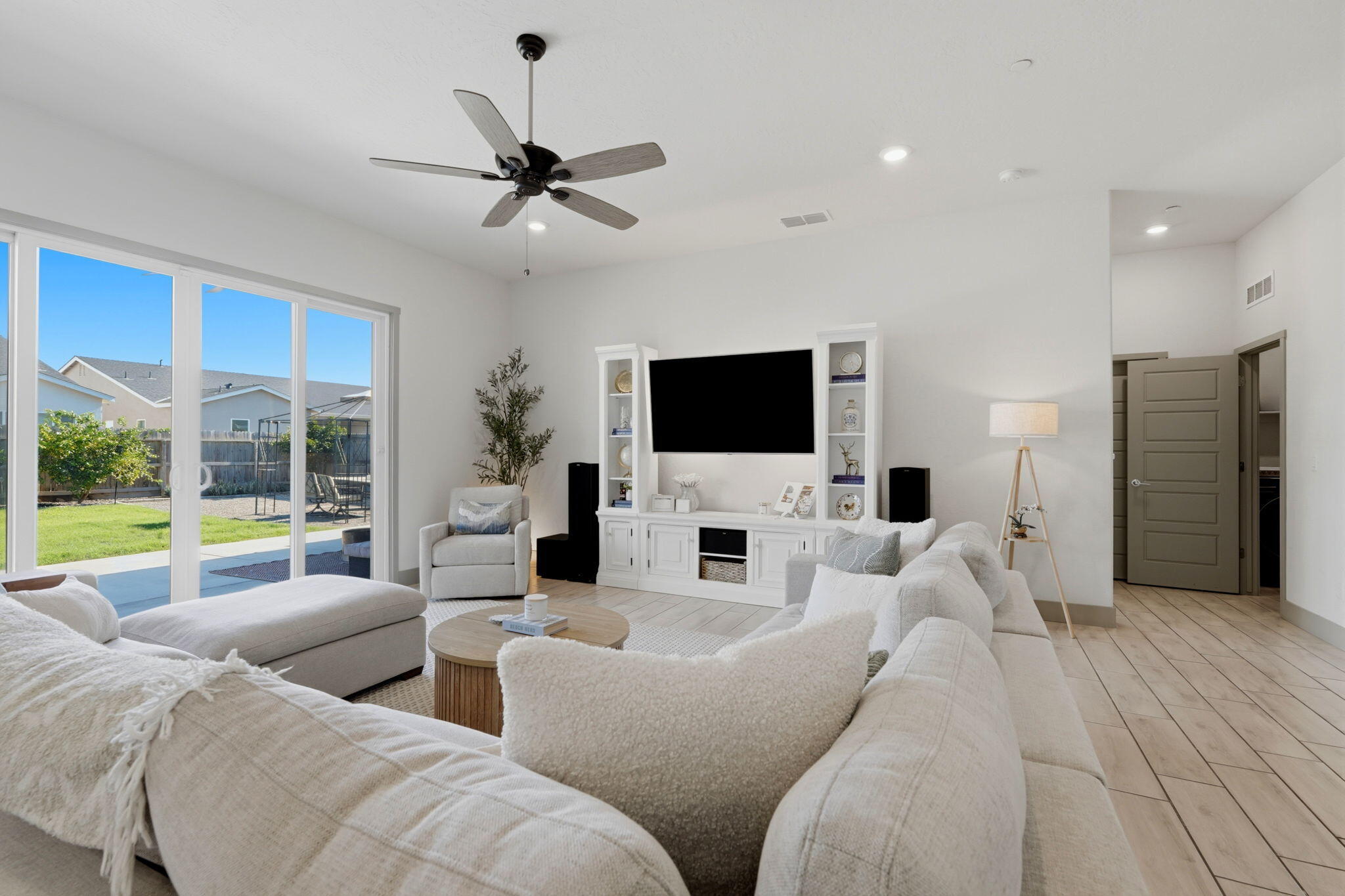2407 W Andrew Ln, Hanford, CA 93230