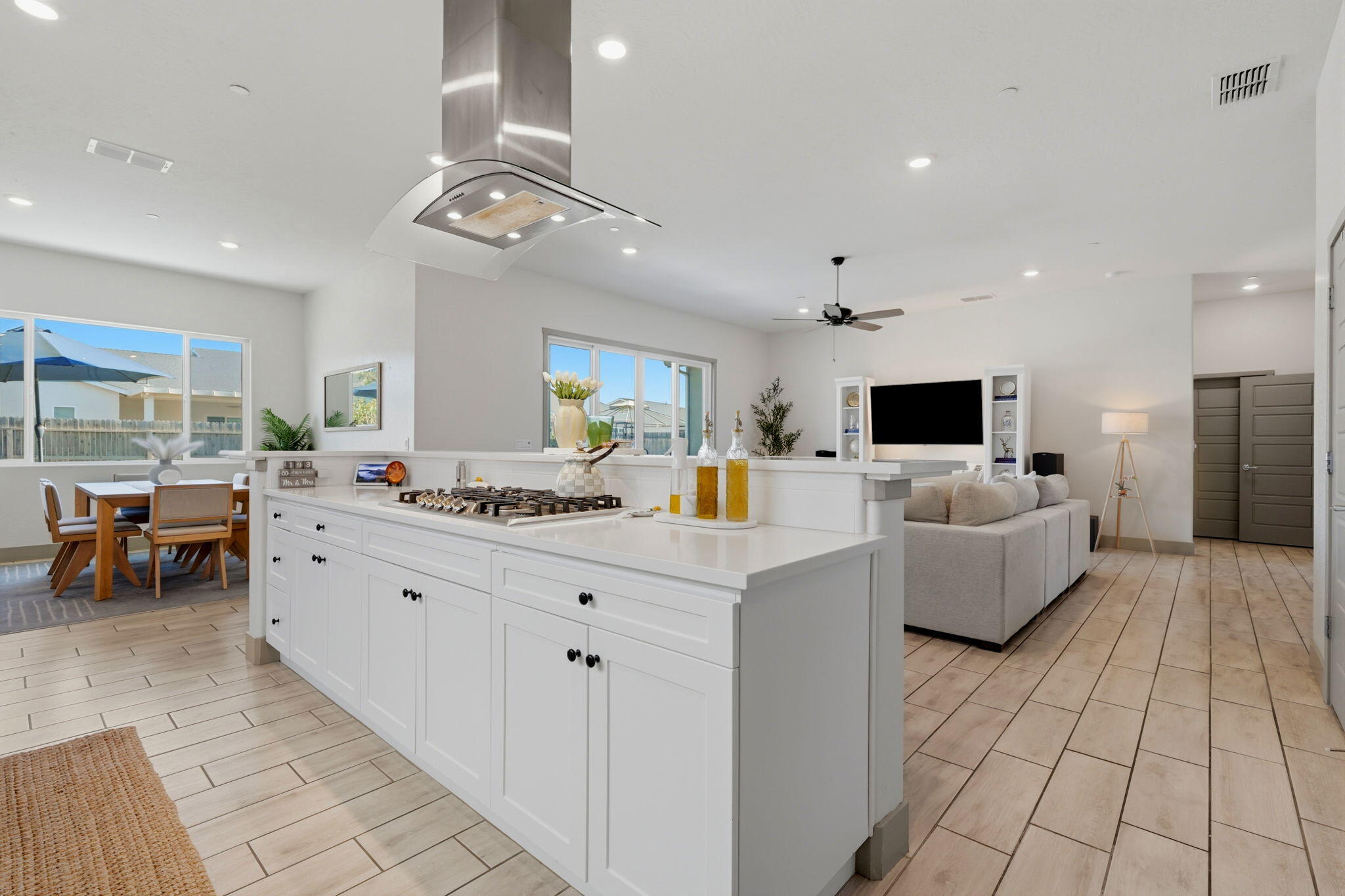 2407 W Andrew Ln, Hanford, CA 93230