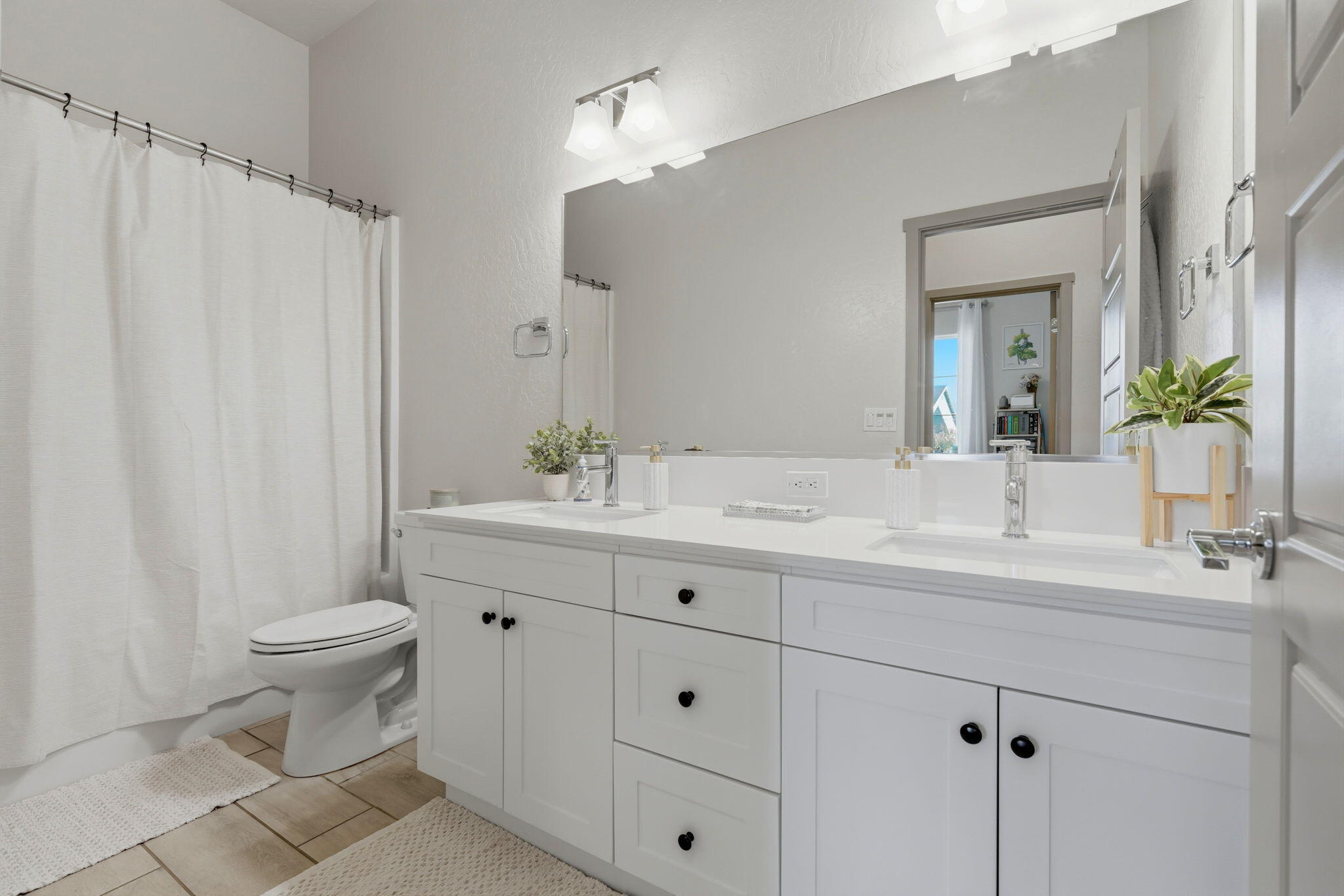 2407 W Andrew Ln, Hanford, CA 93230