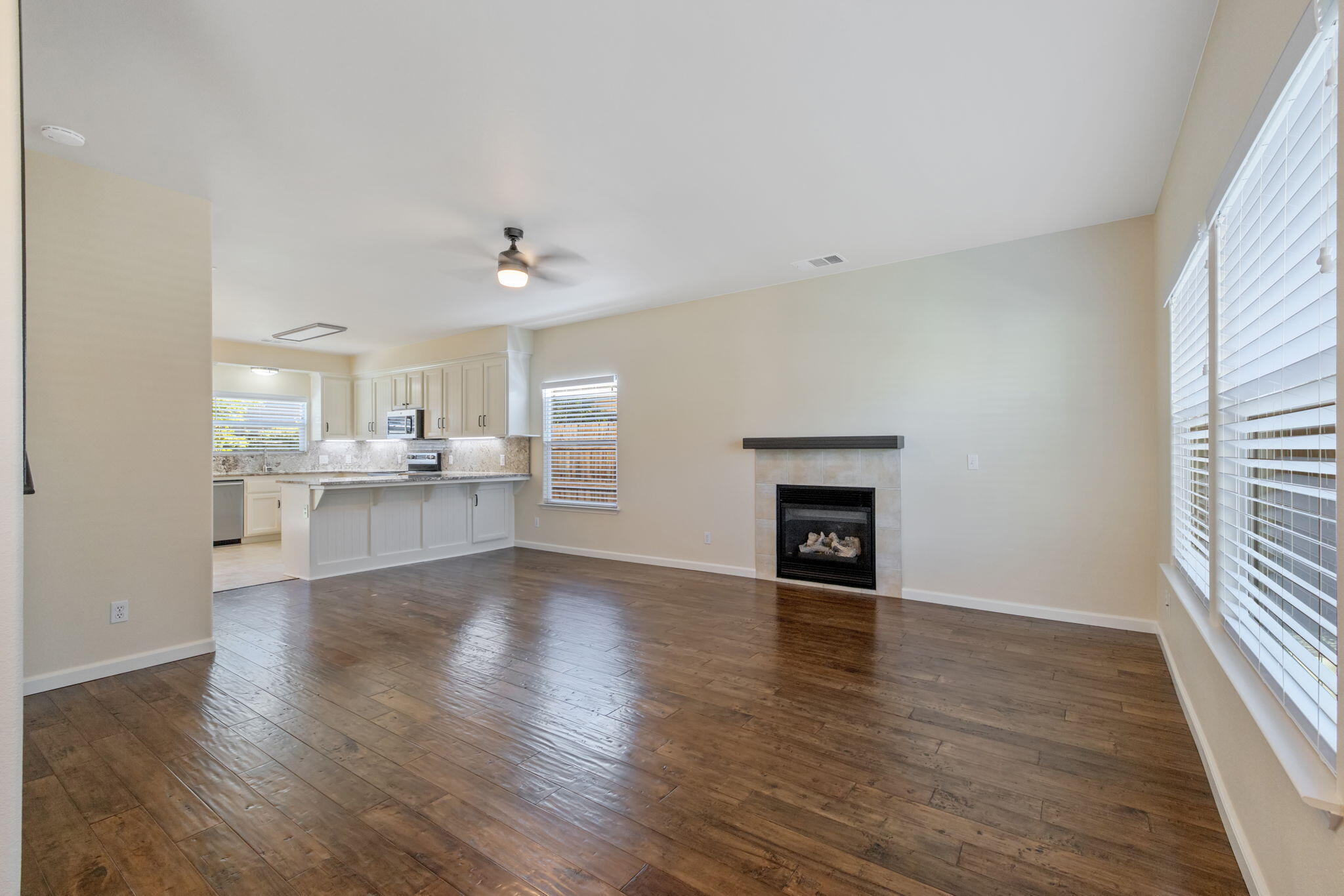 1155 Meadow Ave, Exeter, CA 93221