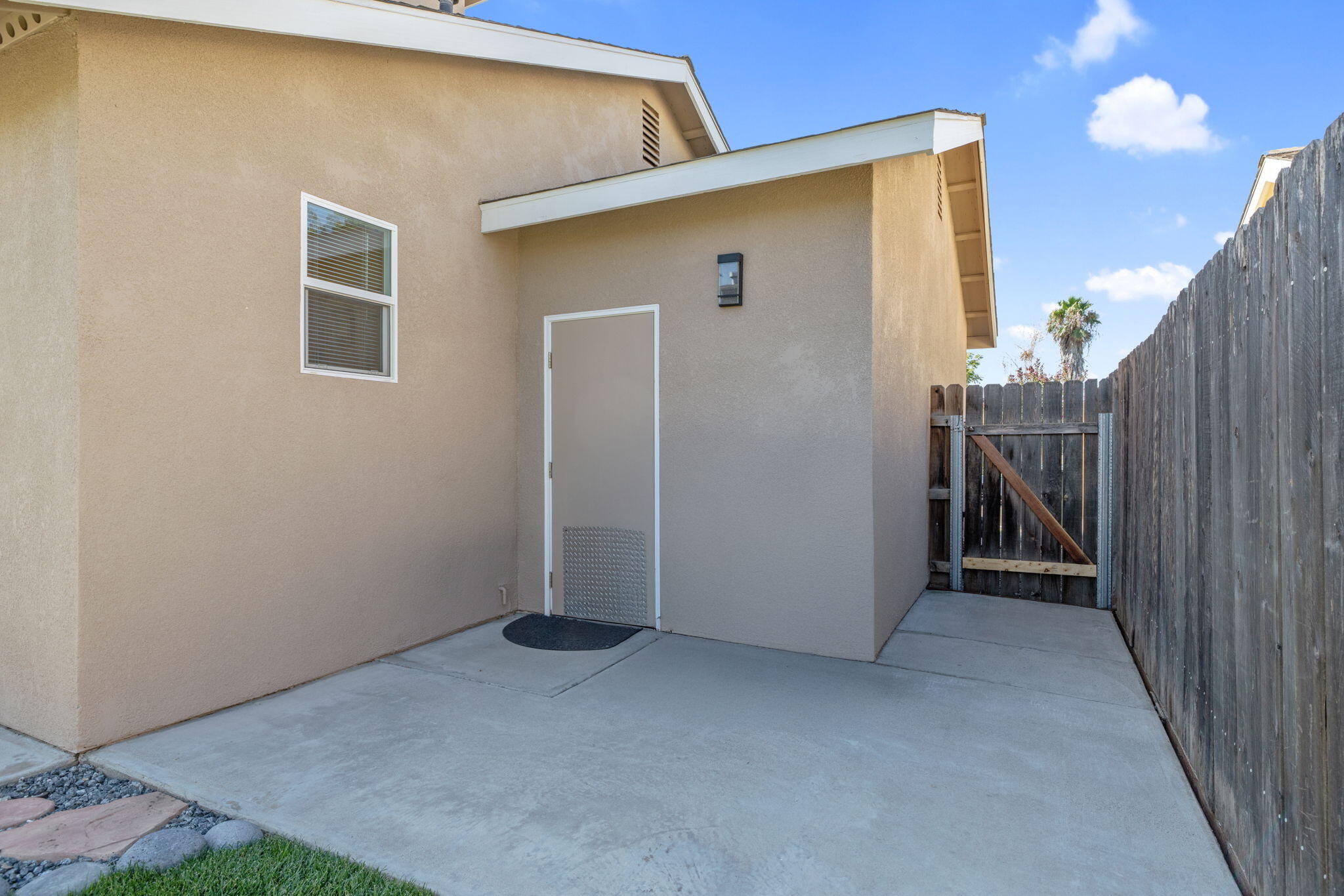 1155 Meadow Ave, Exeter, CA 93221