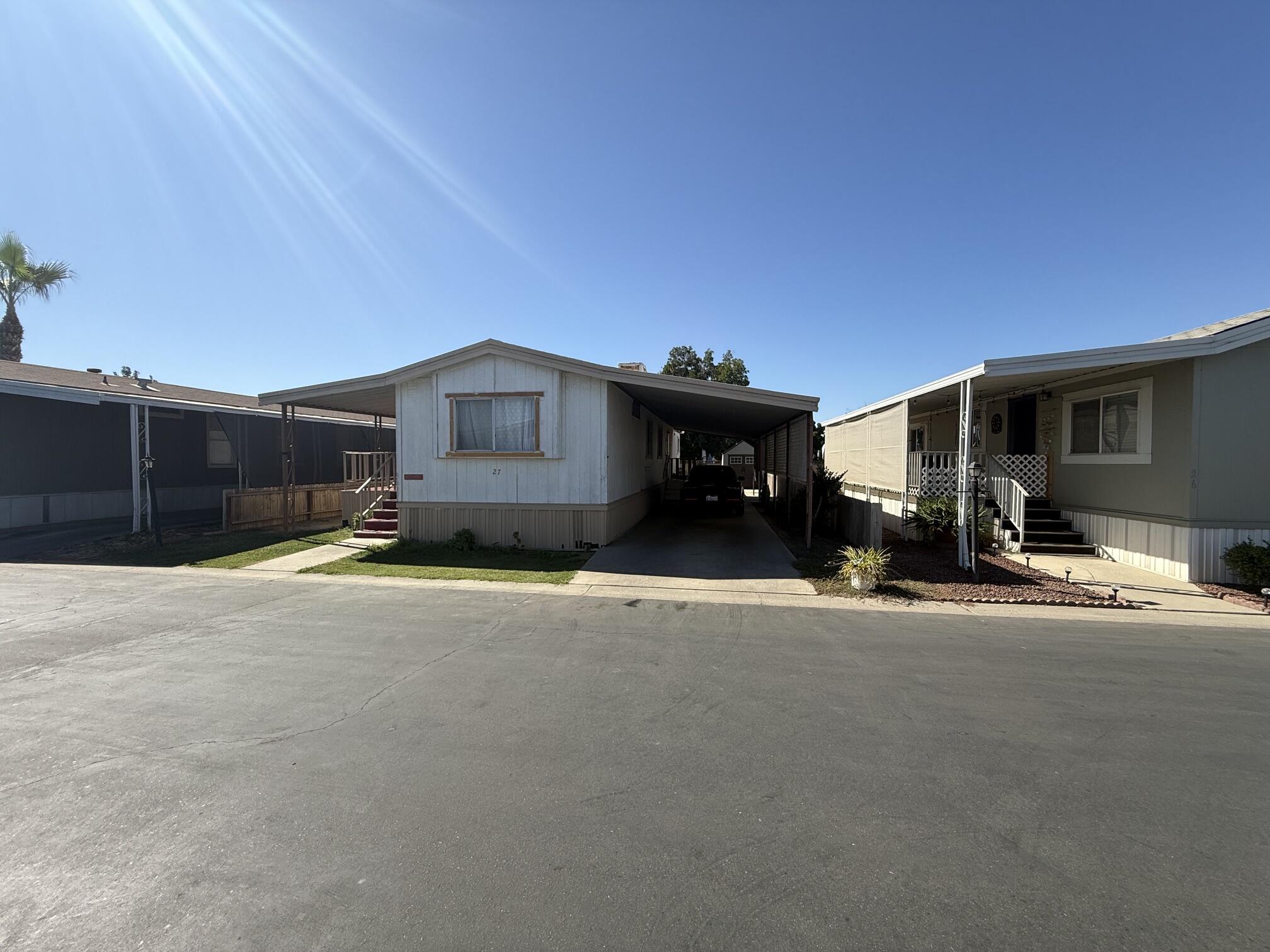 900 E Rankin Rd #27, Tulare, CA 93274