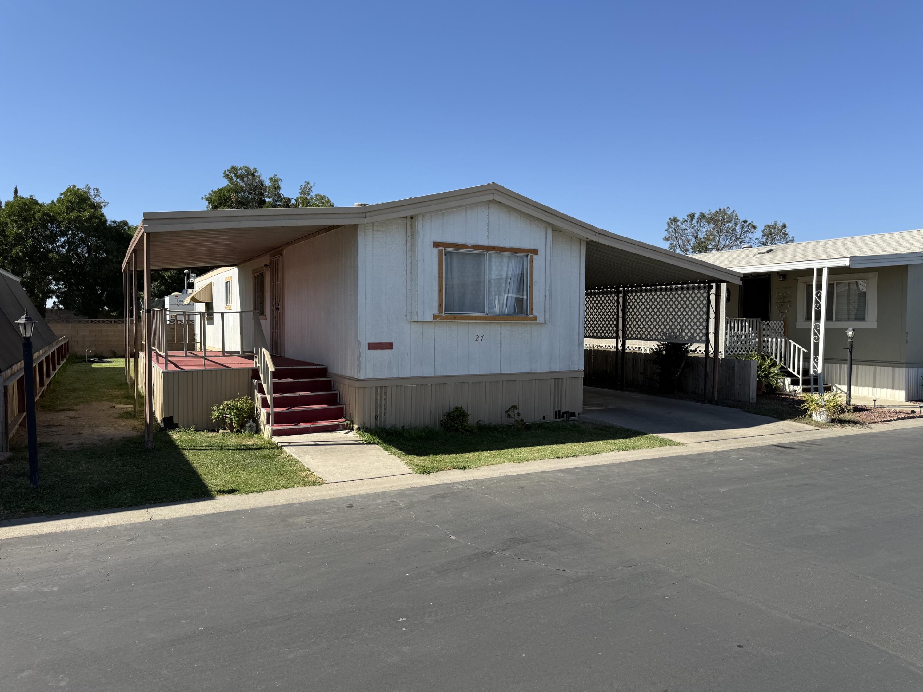 900 E Rankin Rd #27, Tulare, CA 93274