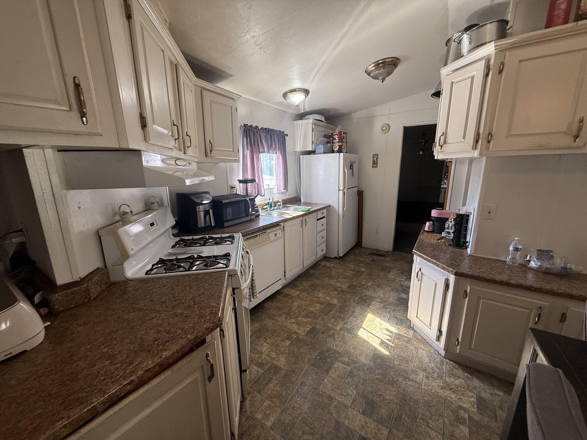 900 E Rankin Rd #27, Tulare, CA 93274