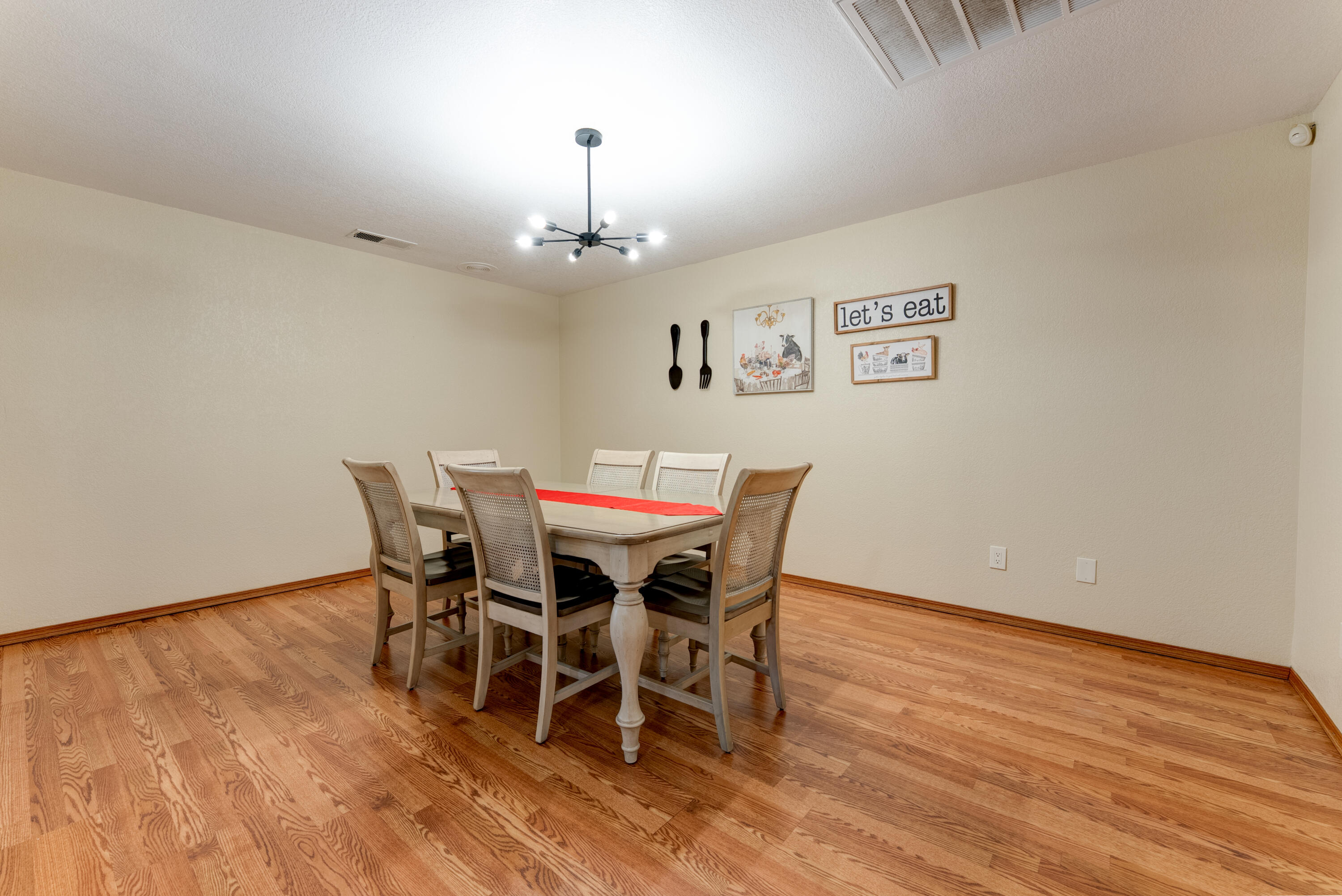 514 Balmoral Dr, Porterville, CA 93257