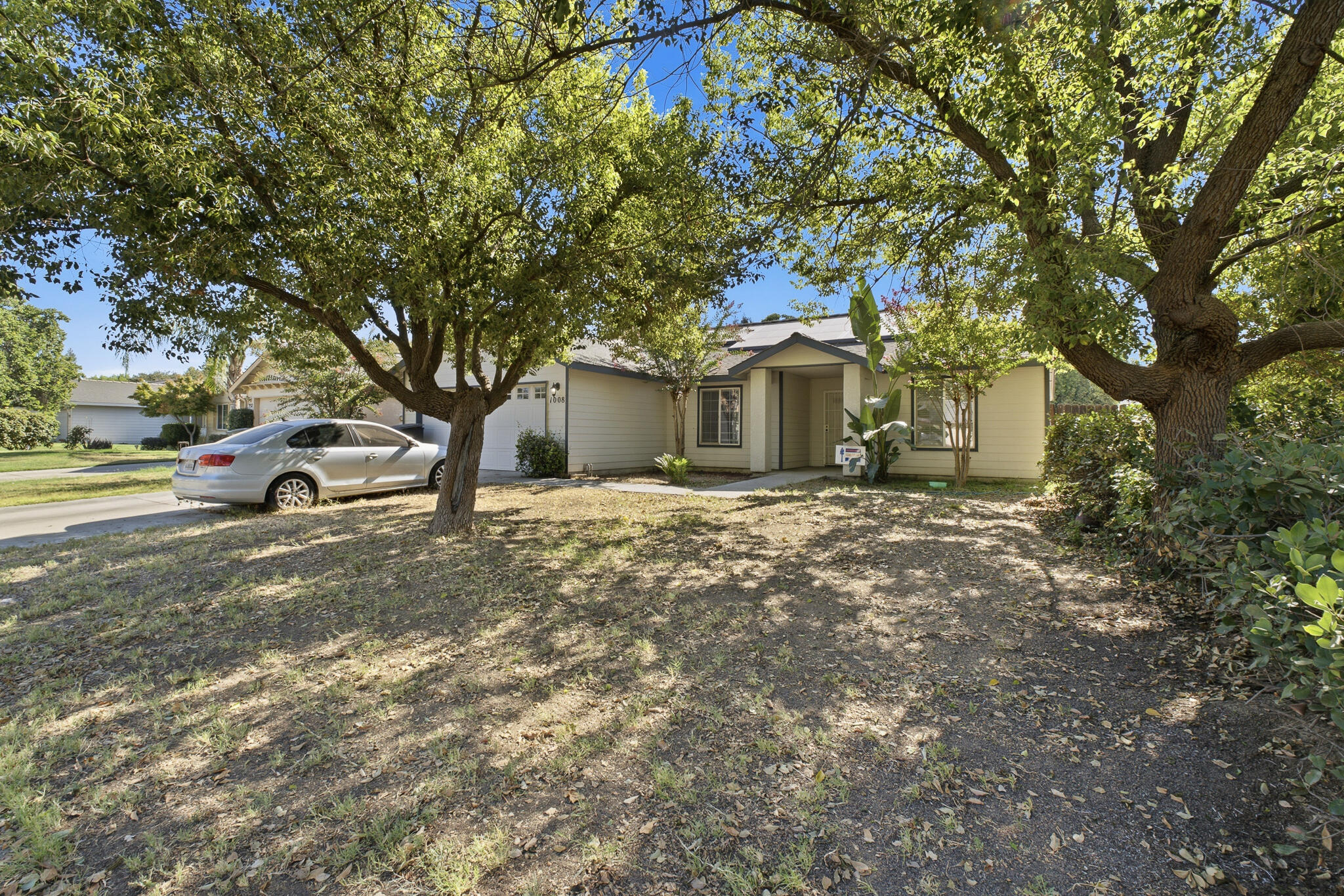 1008 S Laguna St, Visalia, CA 93292
