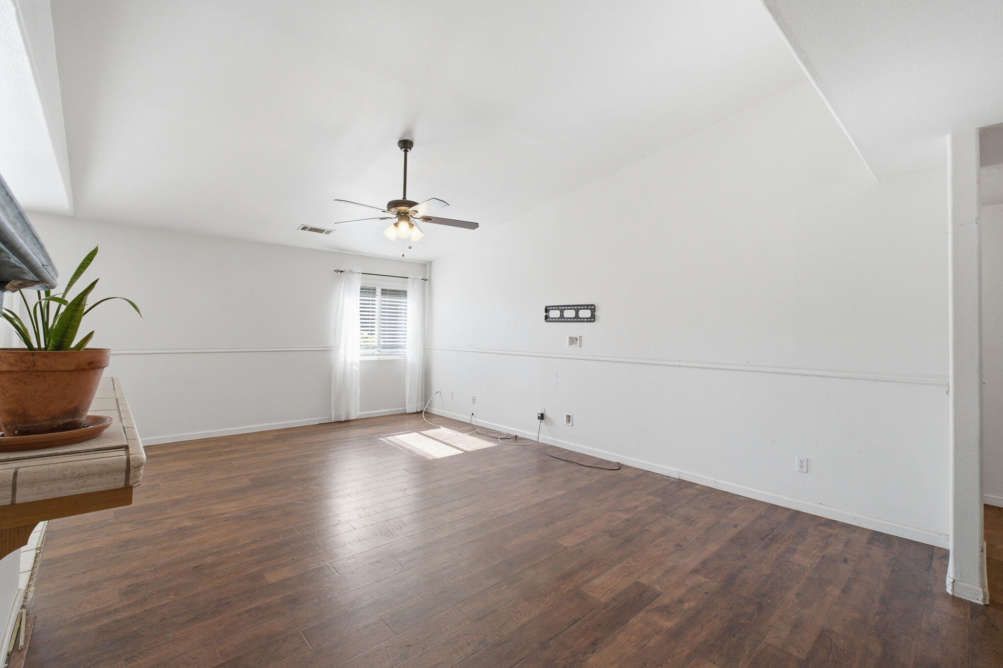 1008 S Laguna St, Visalia, CA 93292