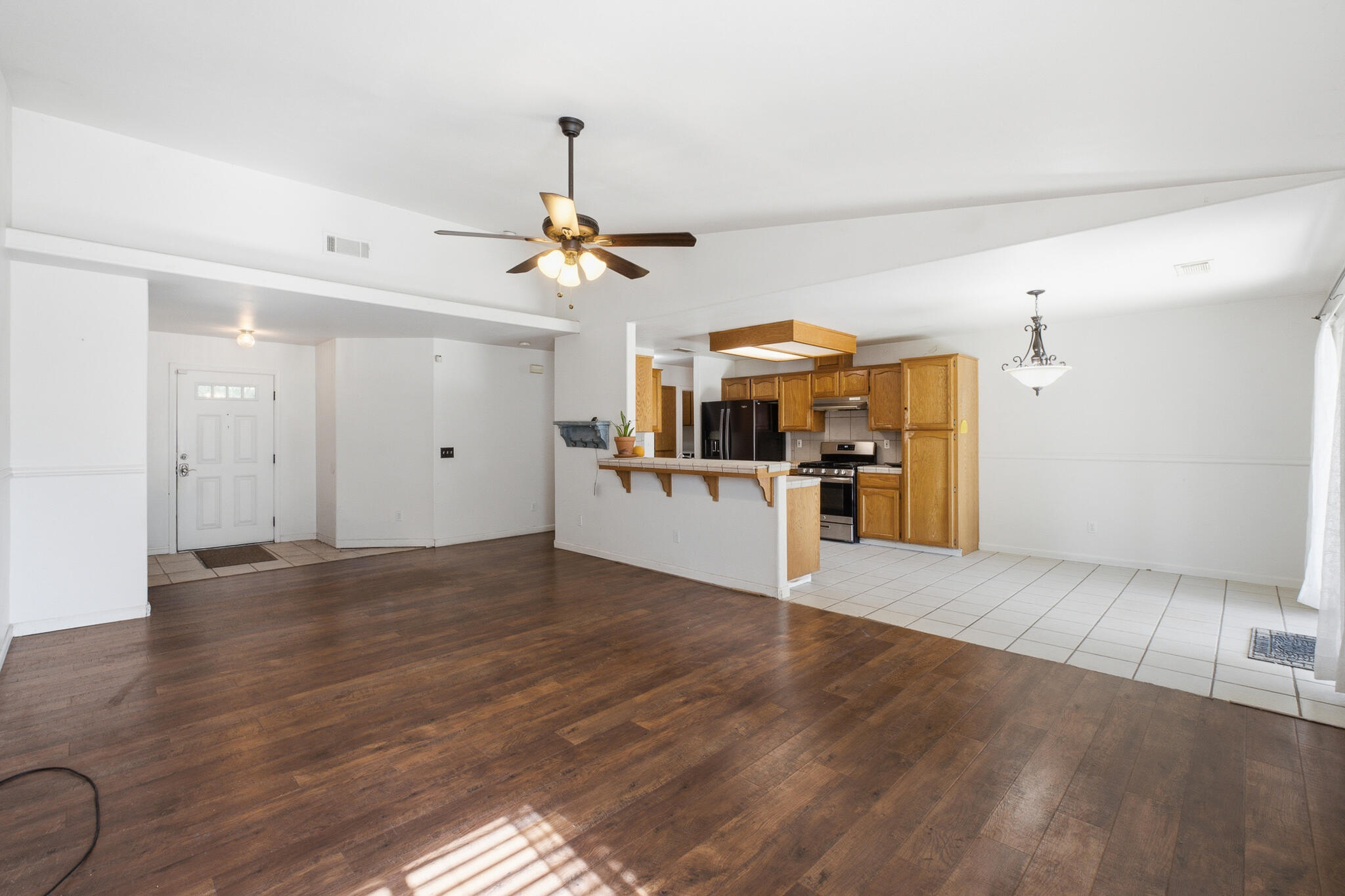 1008 S Laguna St, Visalia, CA 93292
