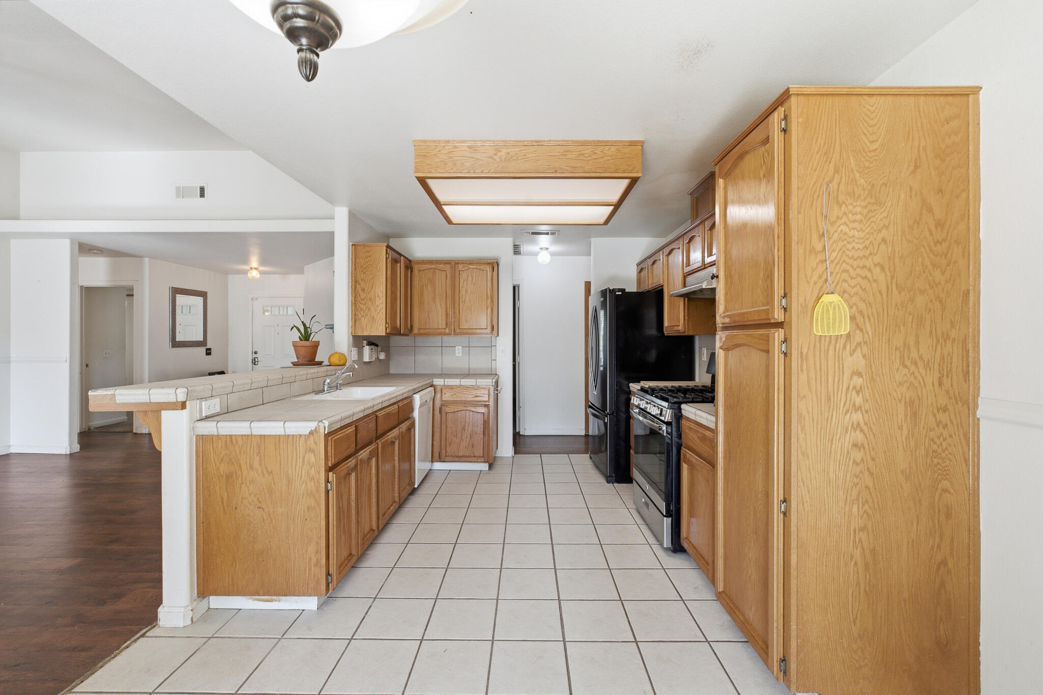 1008 S Laguna St, Visalia, CA 93292