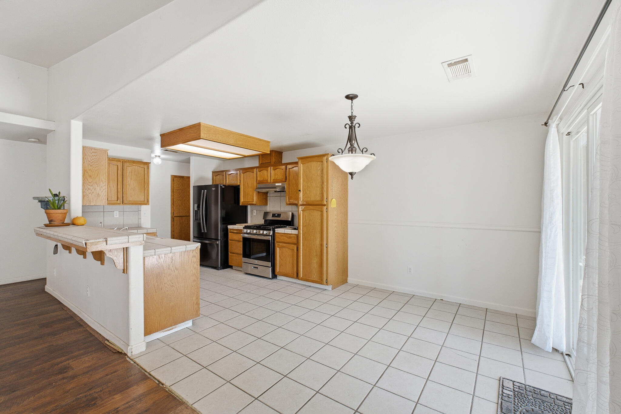 1008 S Laguna St, Visalia, CA 93292