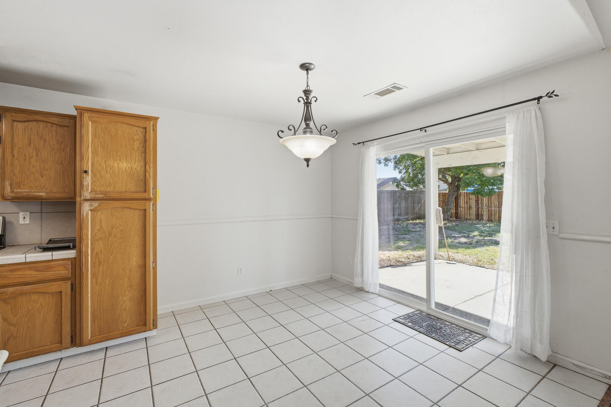 1008 S Laguna St, Visalia, CA 93292