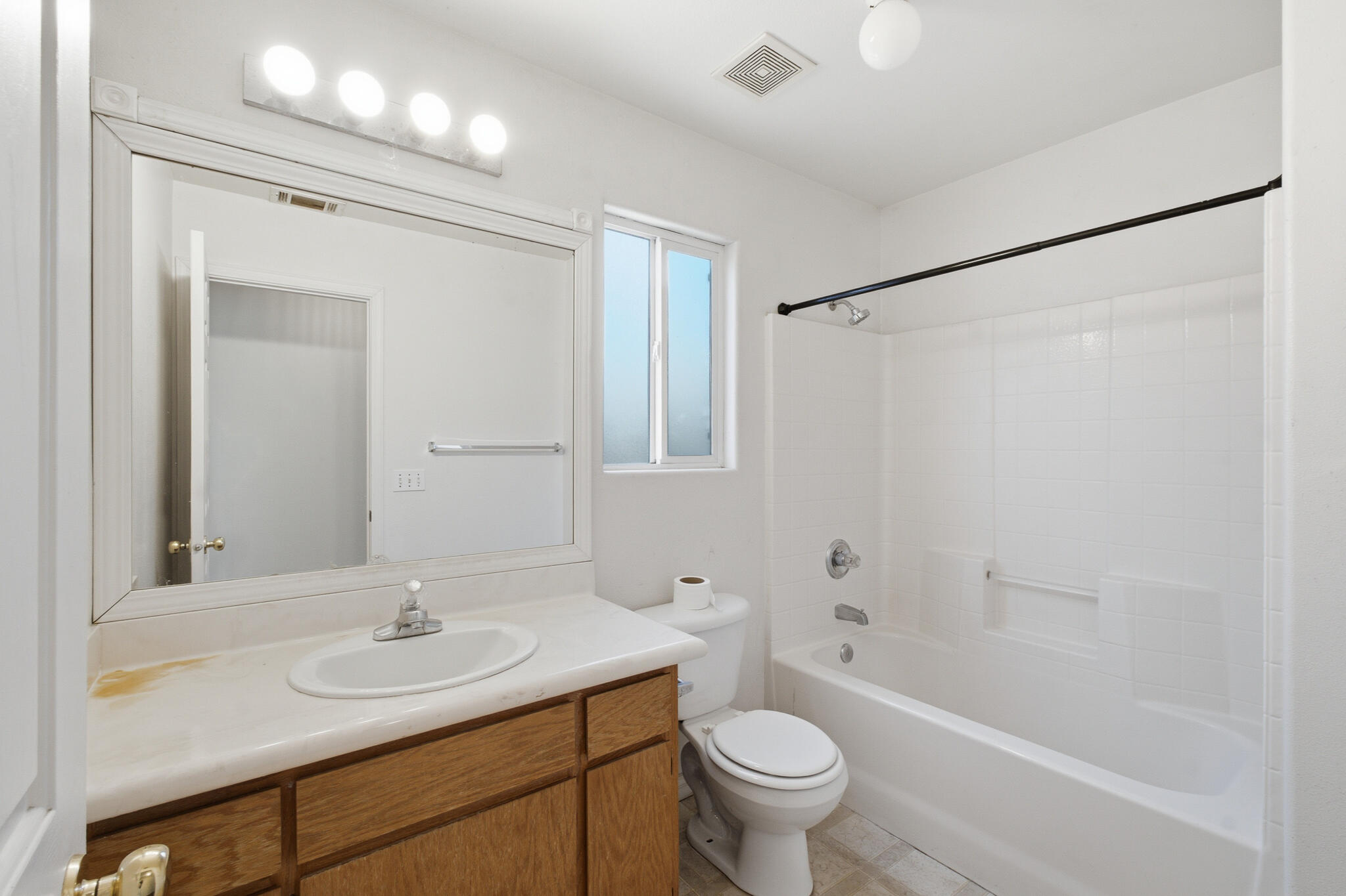 1008 S Laguna St, Visalia, CA 93292