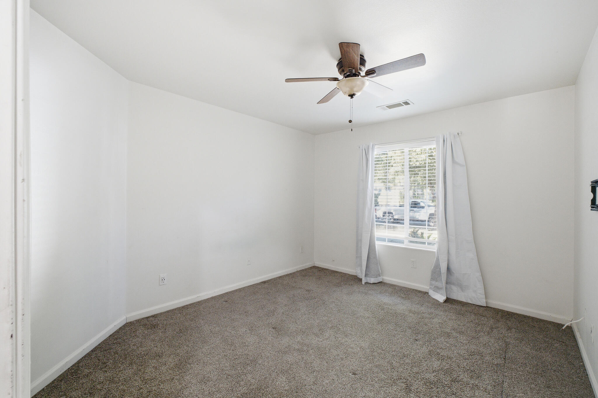 1008 S Laguna St, Visalia, CA 93292