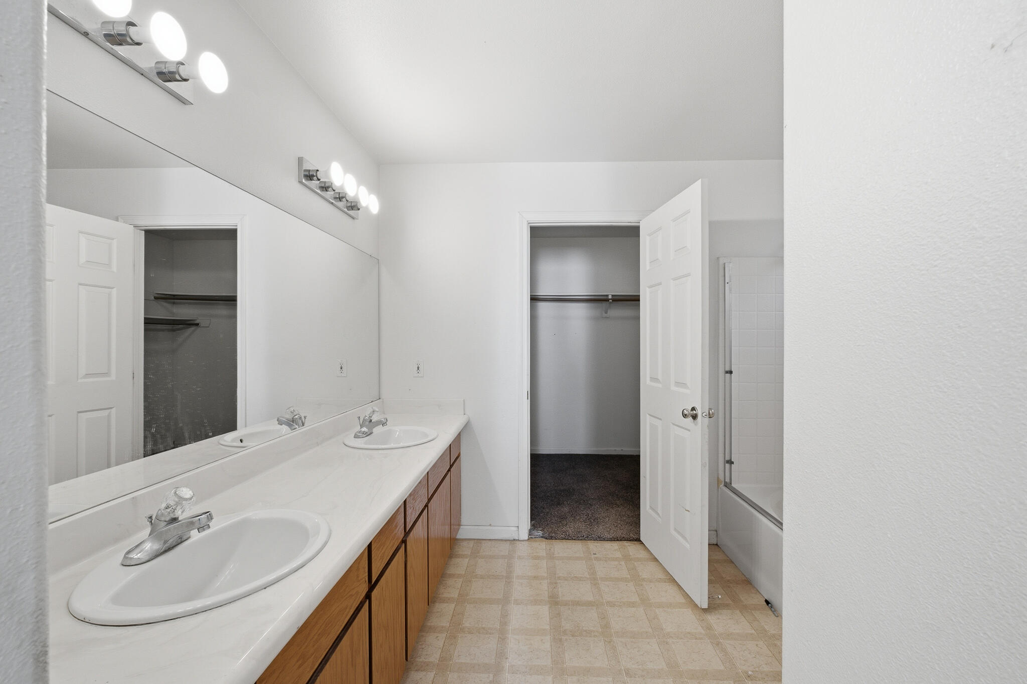 1008 S Laguna St, Visalia, CA 93292