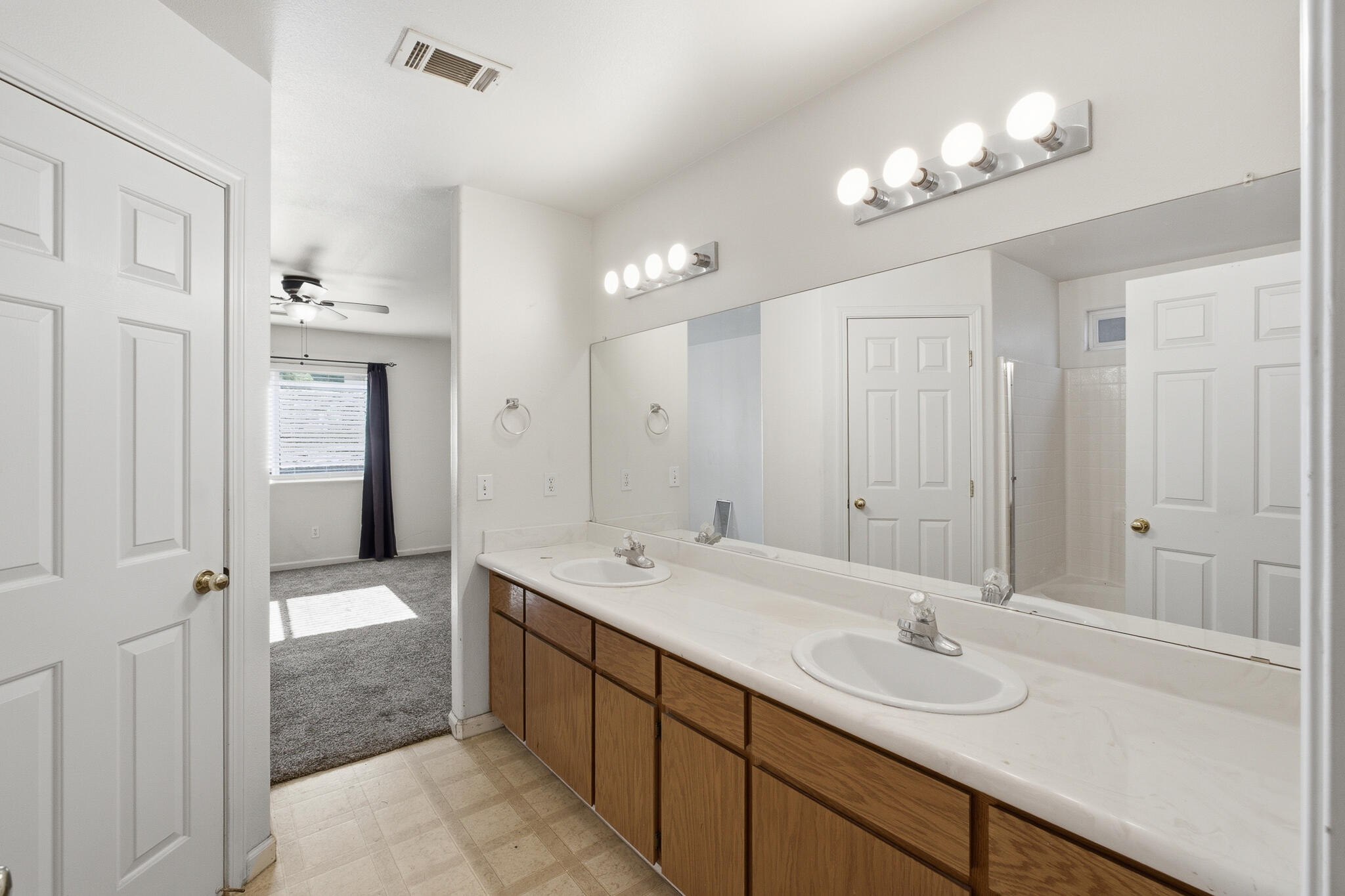 1008 S Laguna St, Visalia, CA 93292