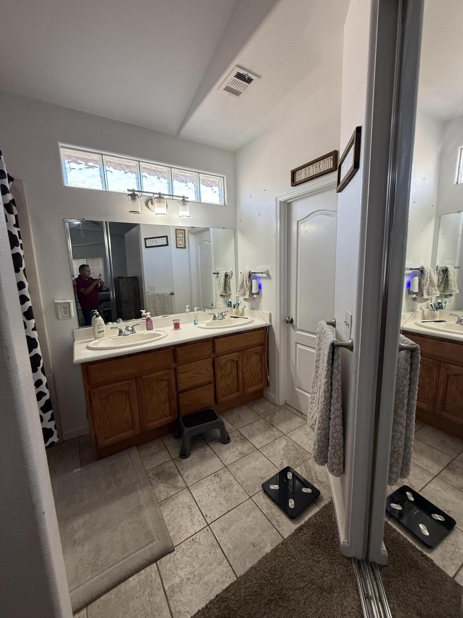 3942 E Four Creeks Ct, Visalia, CA 93292
