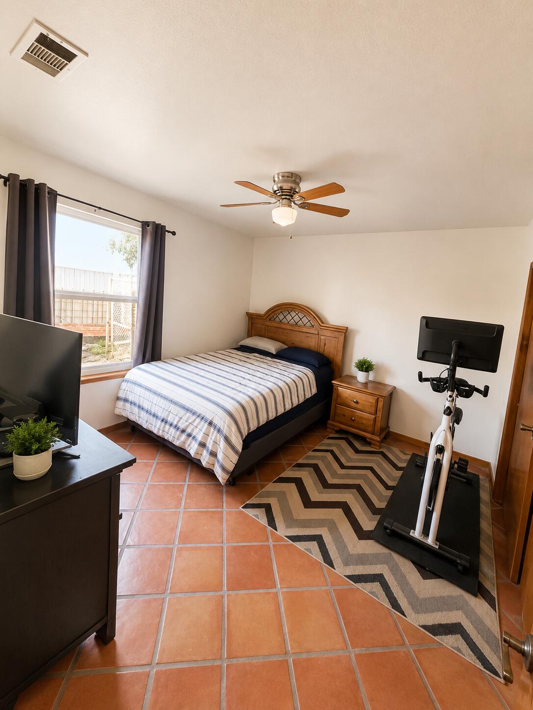 1808 E College Ave, Visalia, CA 93292