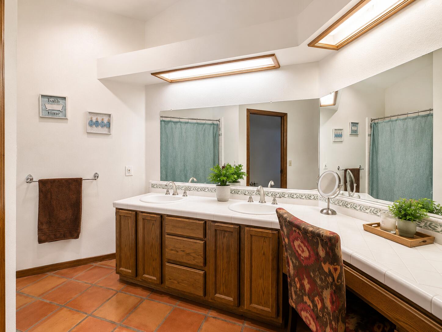 1808 E College Ave, Visalia, CA 93292