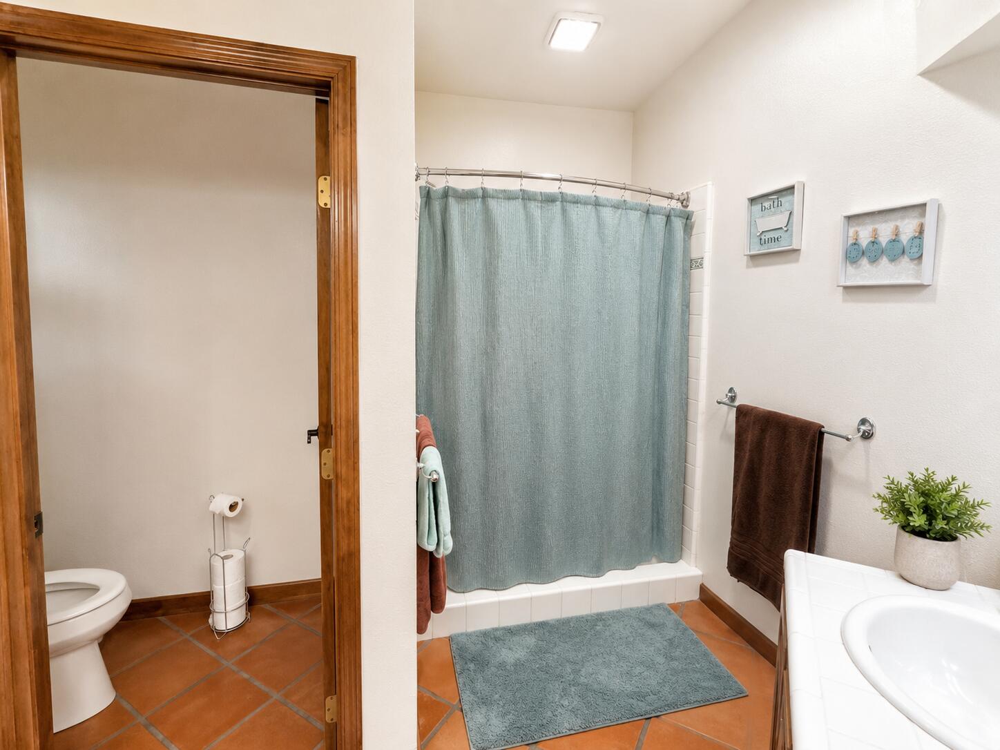 1808 E College Ave, Visalia, CA 93292