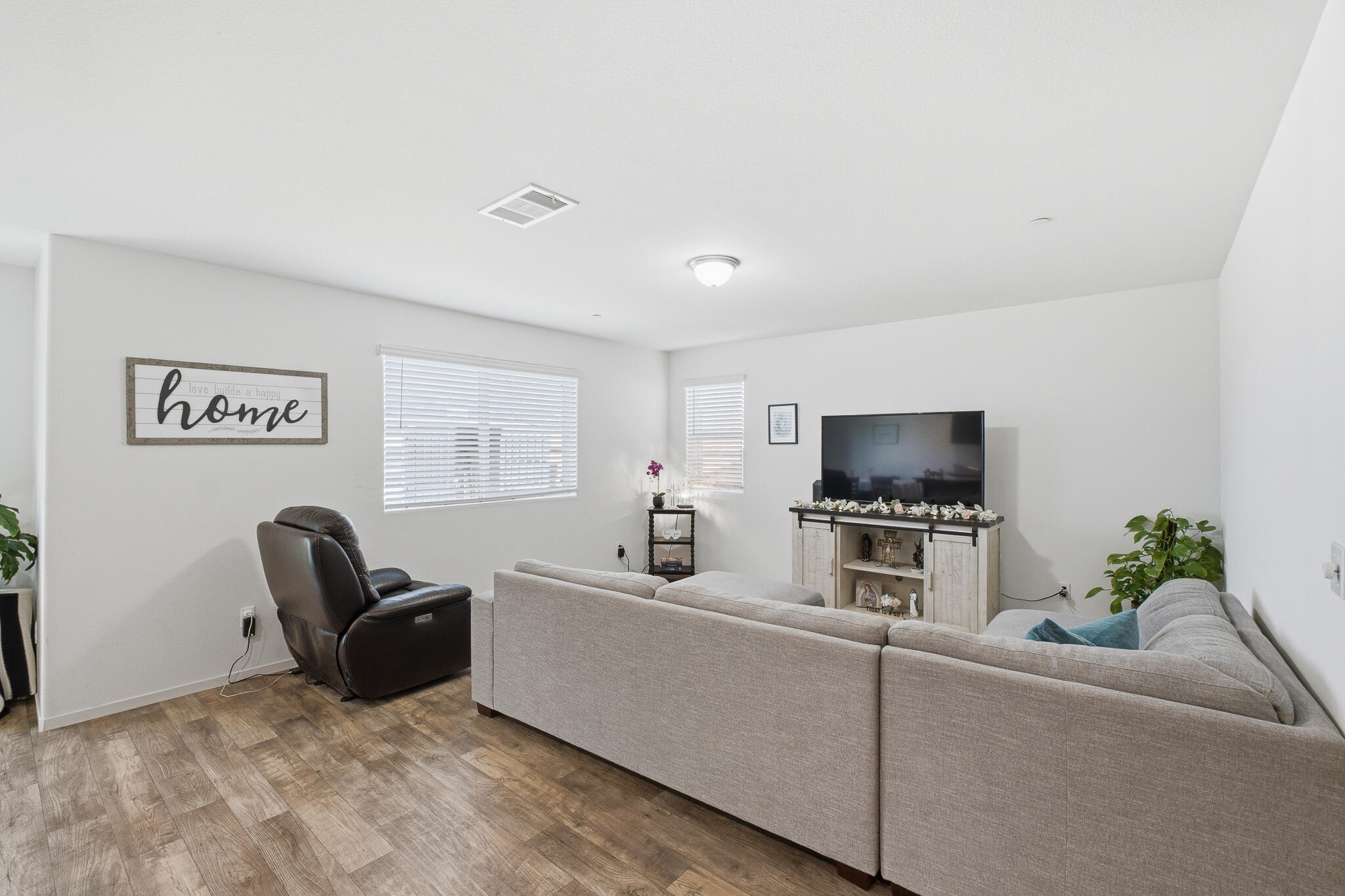 617 Sarah Ln, Dinuba, CA 93618