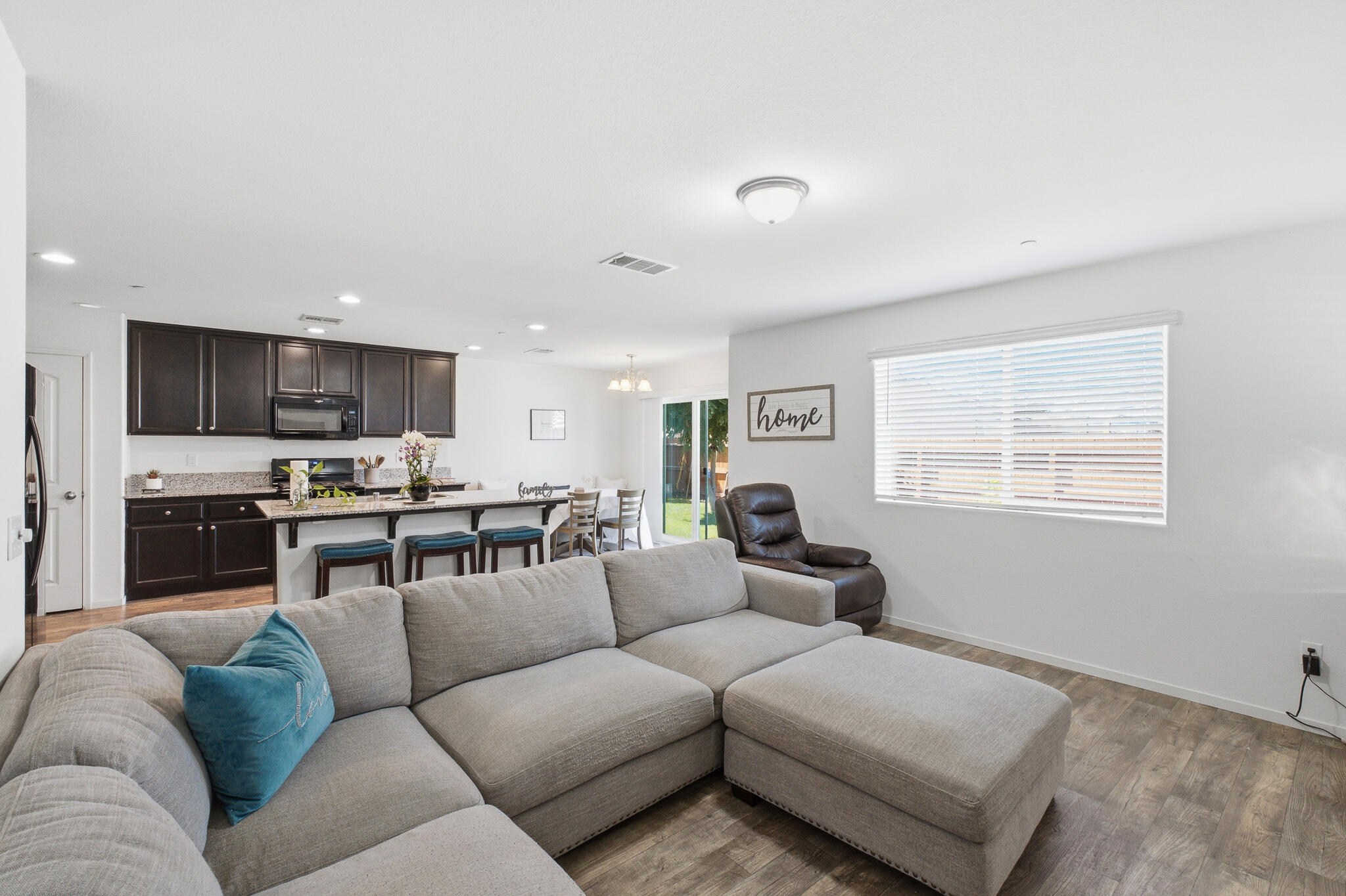 617 Sarah Ln, Dinuba, CA 93618