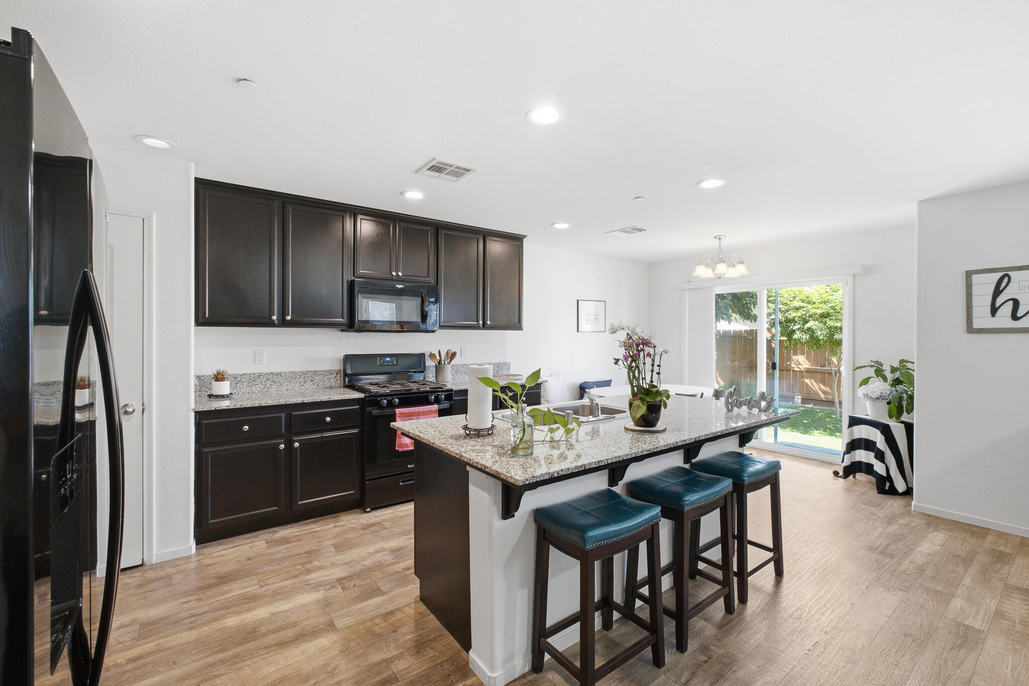617 Sarah Ln, Dinuba, CA 93618