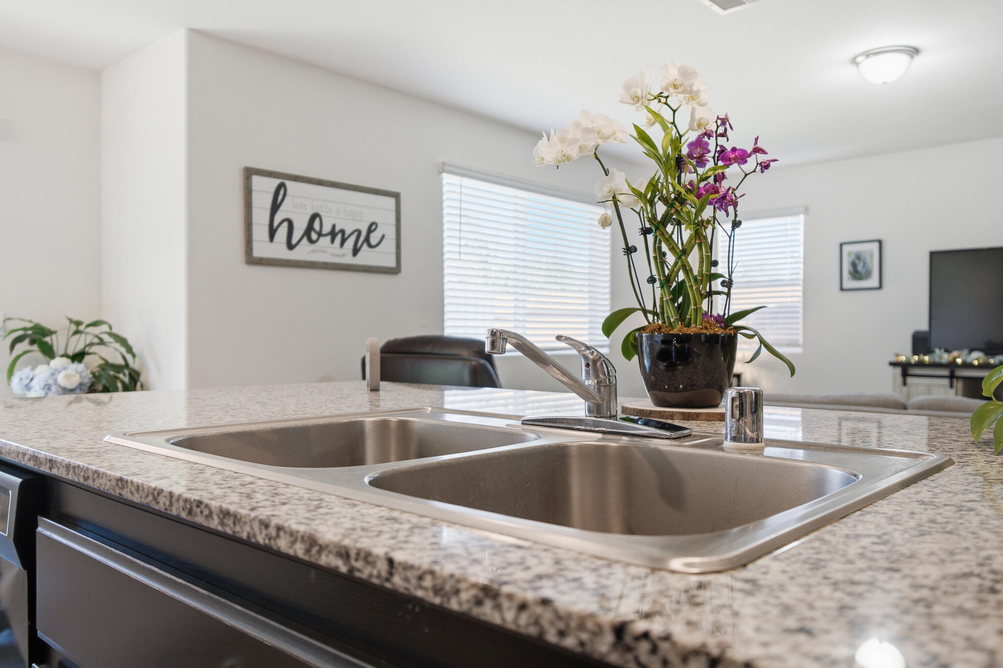 617 Sarah Ln, Dinuba, CA 93618