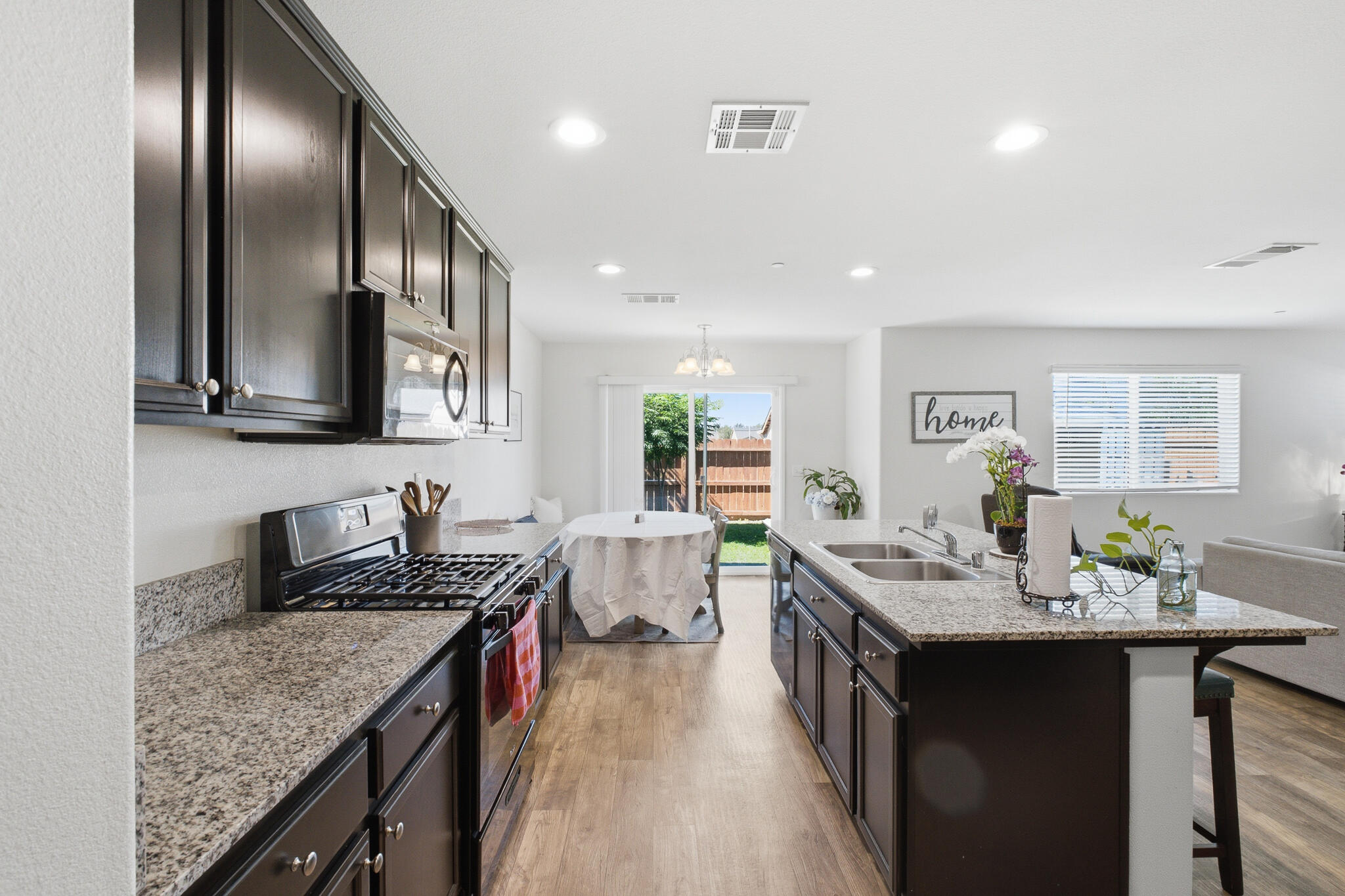 617 Sarah Ln, Dinuba, CA 93618