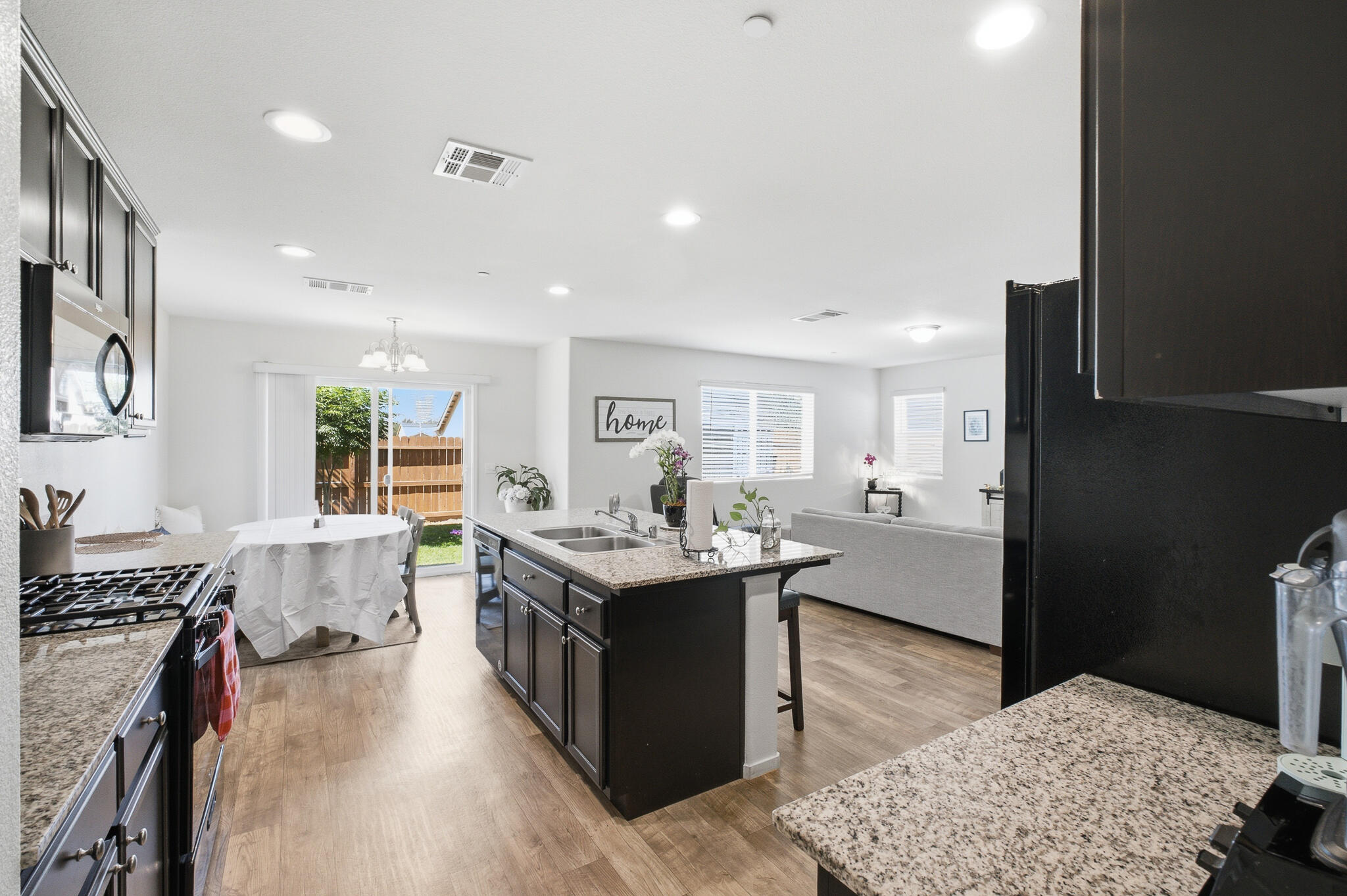 617 Sarah Ln, Dinuba, CA 93618
